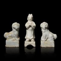 Three Small Korean White Glazed Porcelain Figural Joss Stick Holders, 16th/17th Century 十六-十七世紀 朝鮮白瓷俑三件
