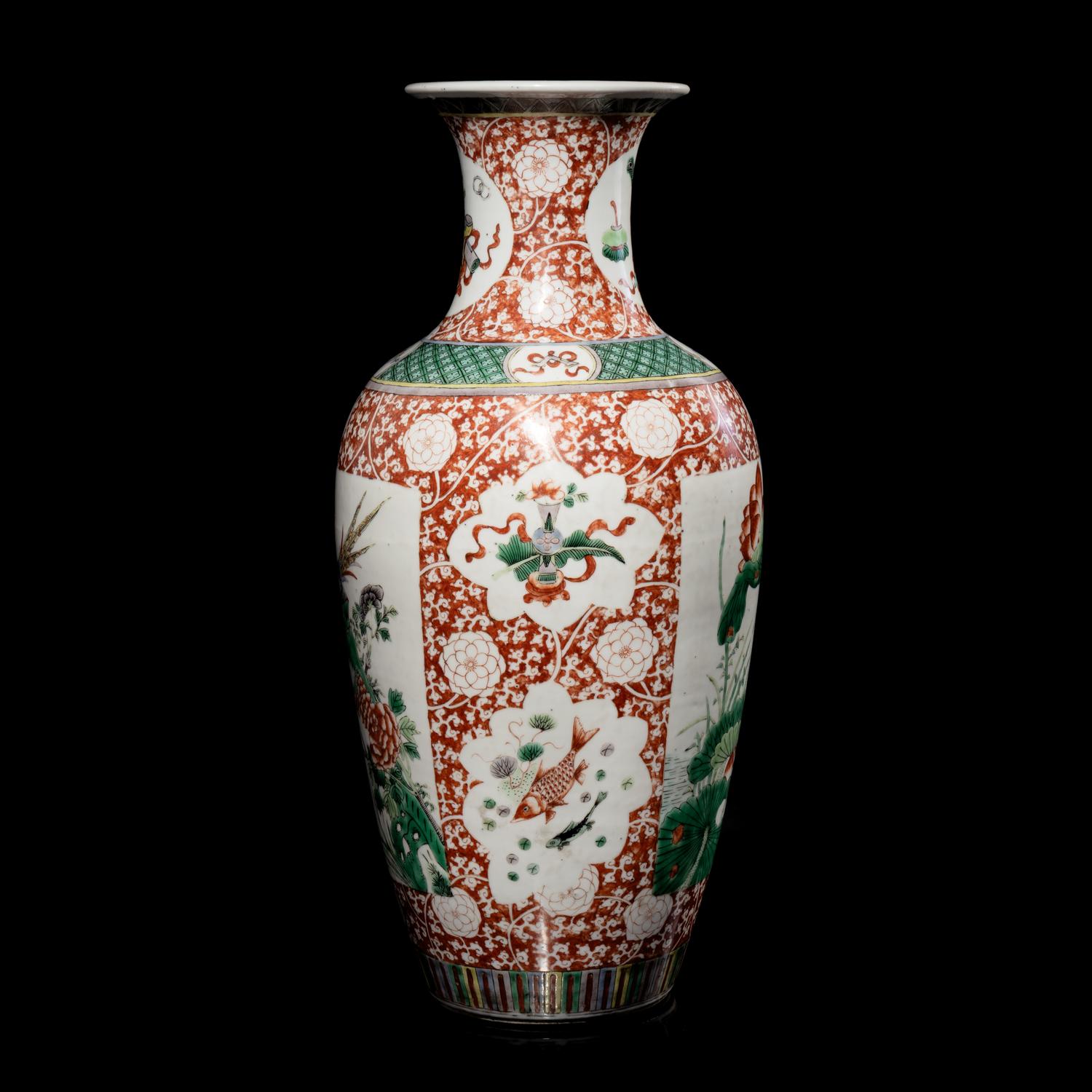 A Chinese Famille Rose 'Lotus' Porcelain Vase, Late 19th-20th Century 晚清-民國 粉彩一路蓮科賞瓶