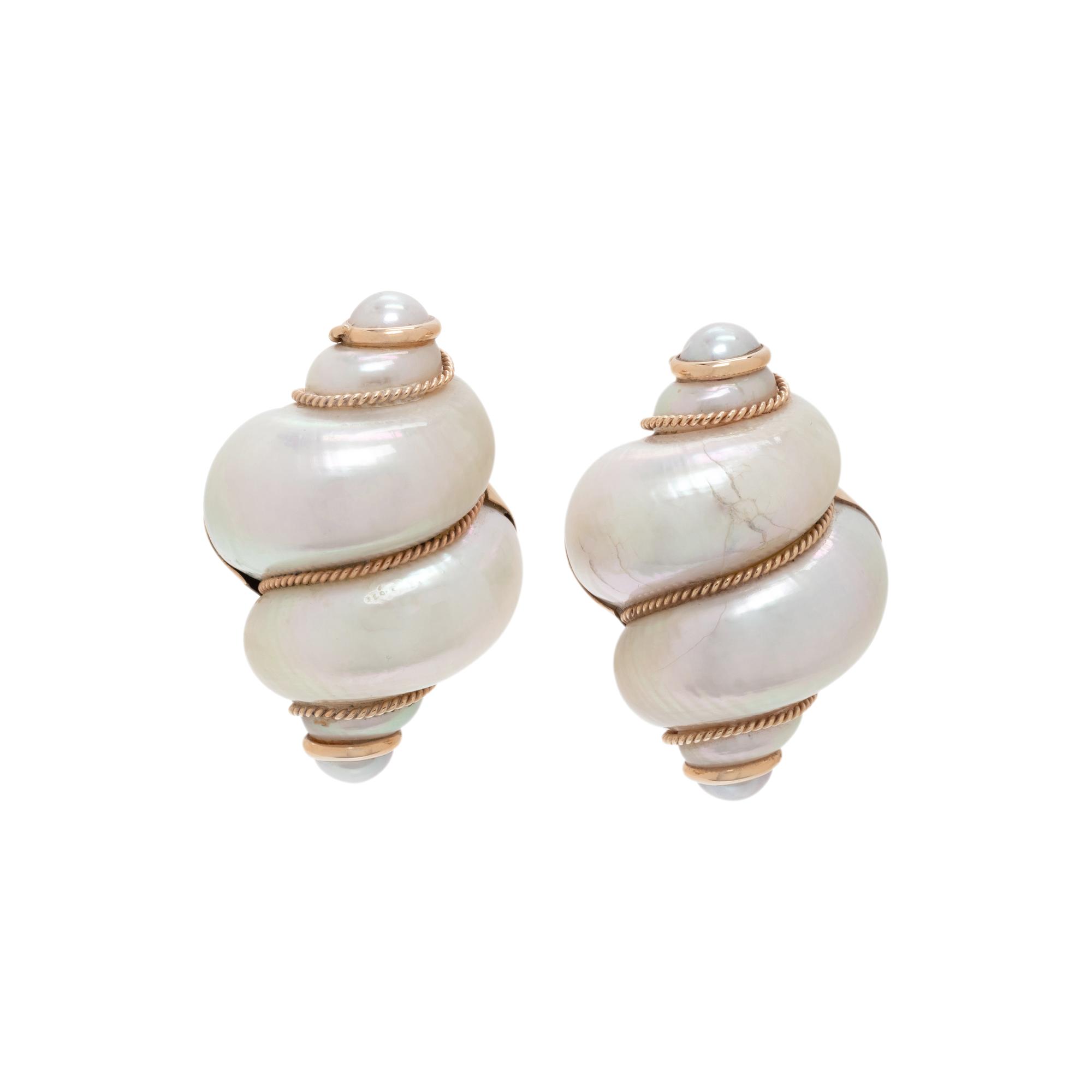 MAZ, YELLOW GOLD AND SHELL EARCLIPS