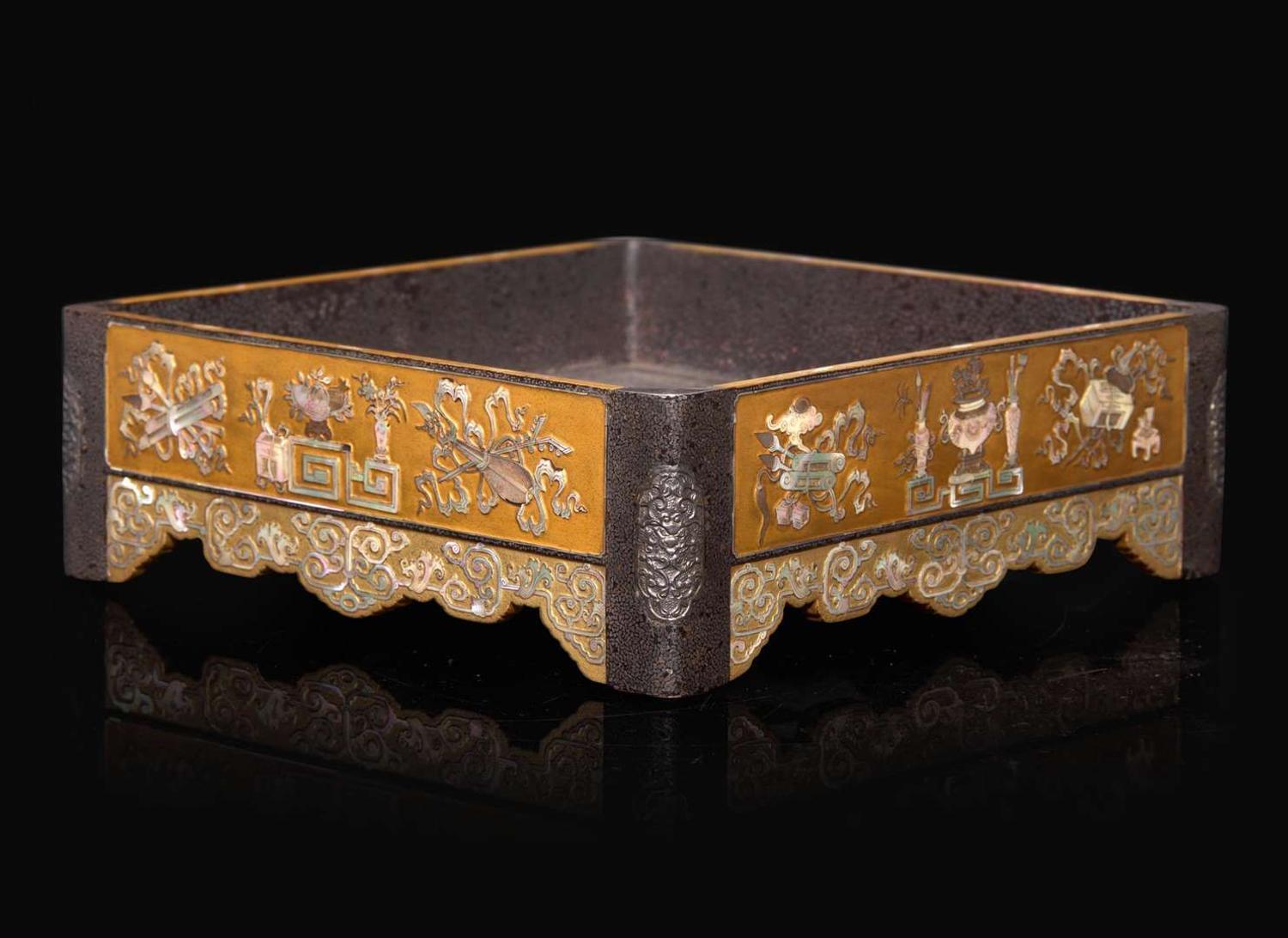 A finely executed Japanese mother of pearl-inlaid lacquer scholar's tray, Edo/early Meiji period 日本嵌貝母漆托盤 江戶至明治早