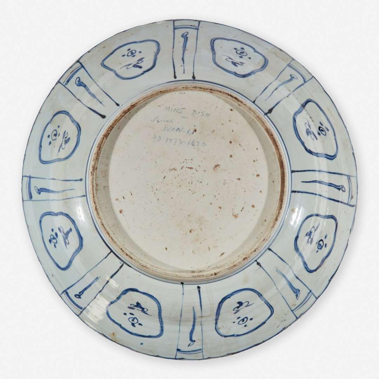 A large Chinese blue and white "Kraak" porcelain charger 克拉克瓷青花大盘 17th century ????