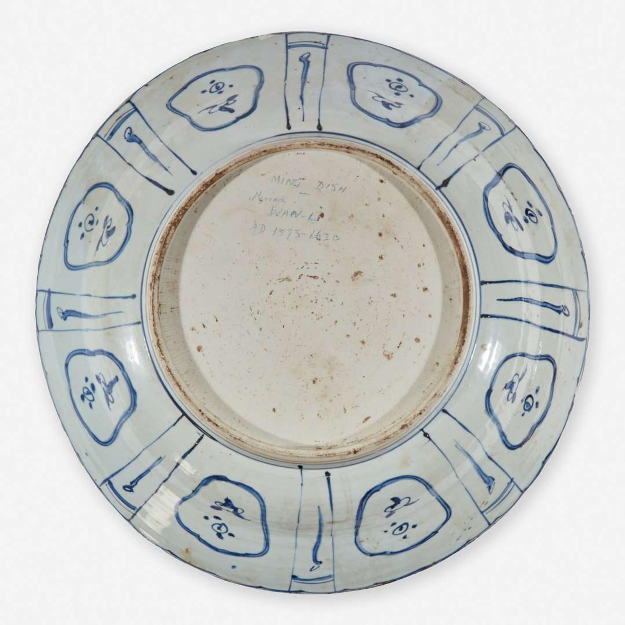A large Chinese blue and white "Kraak" porcelain charger 克拉克瓷青花大盘 17th century ????