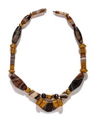 A Western Asiatic Banded Agate and Gold Necklace