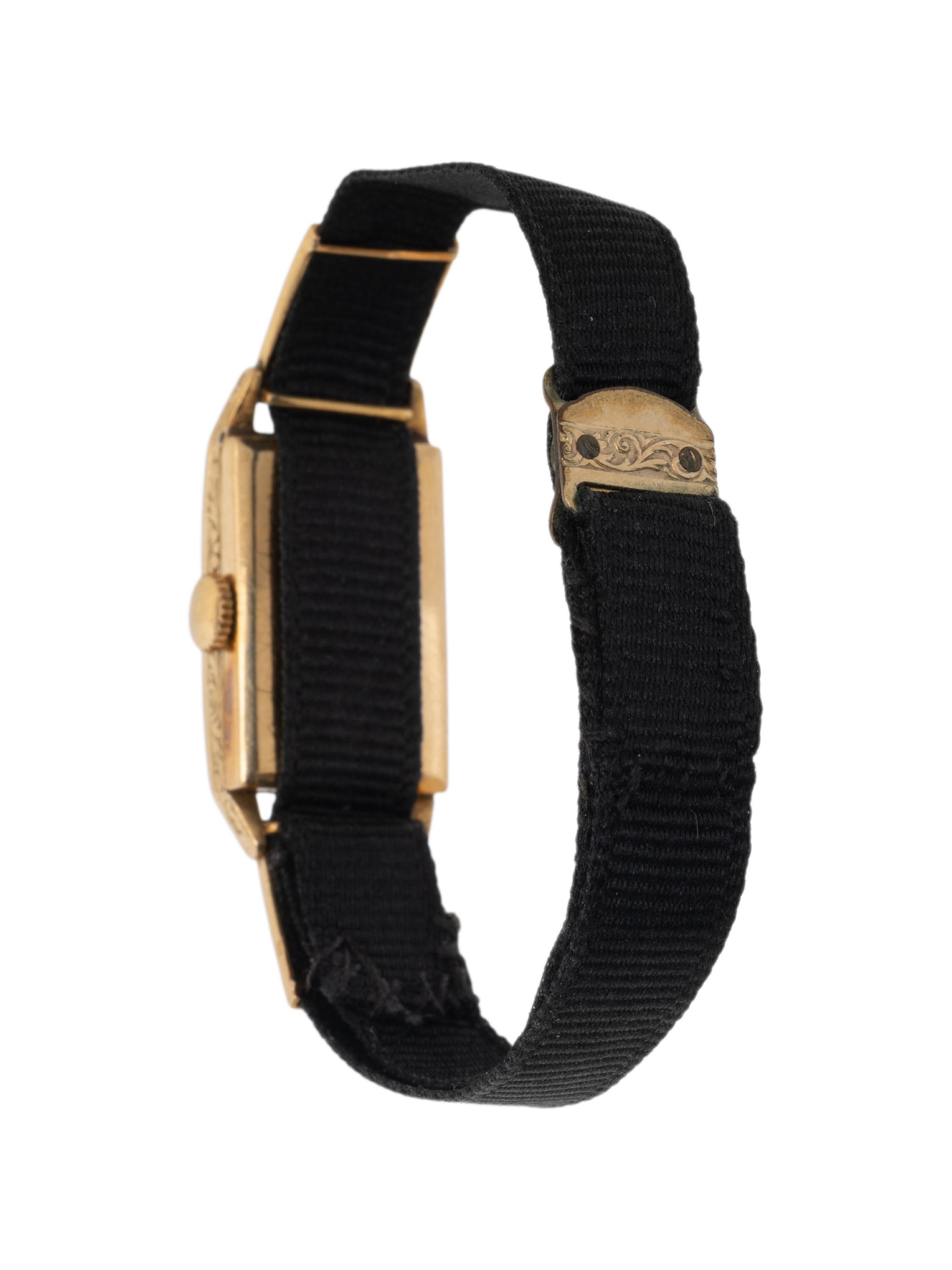ART DECO, YELLOW GOLD AND ENAMEL WATCH