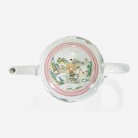 A Chinese famille rose decorated teapot and cover 粉彩帶蓋茶壺