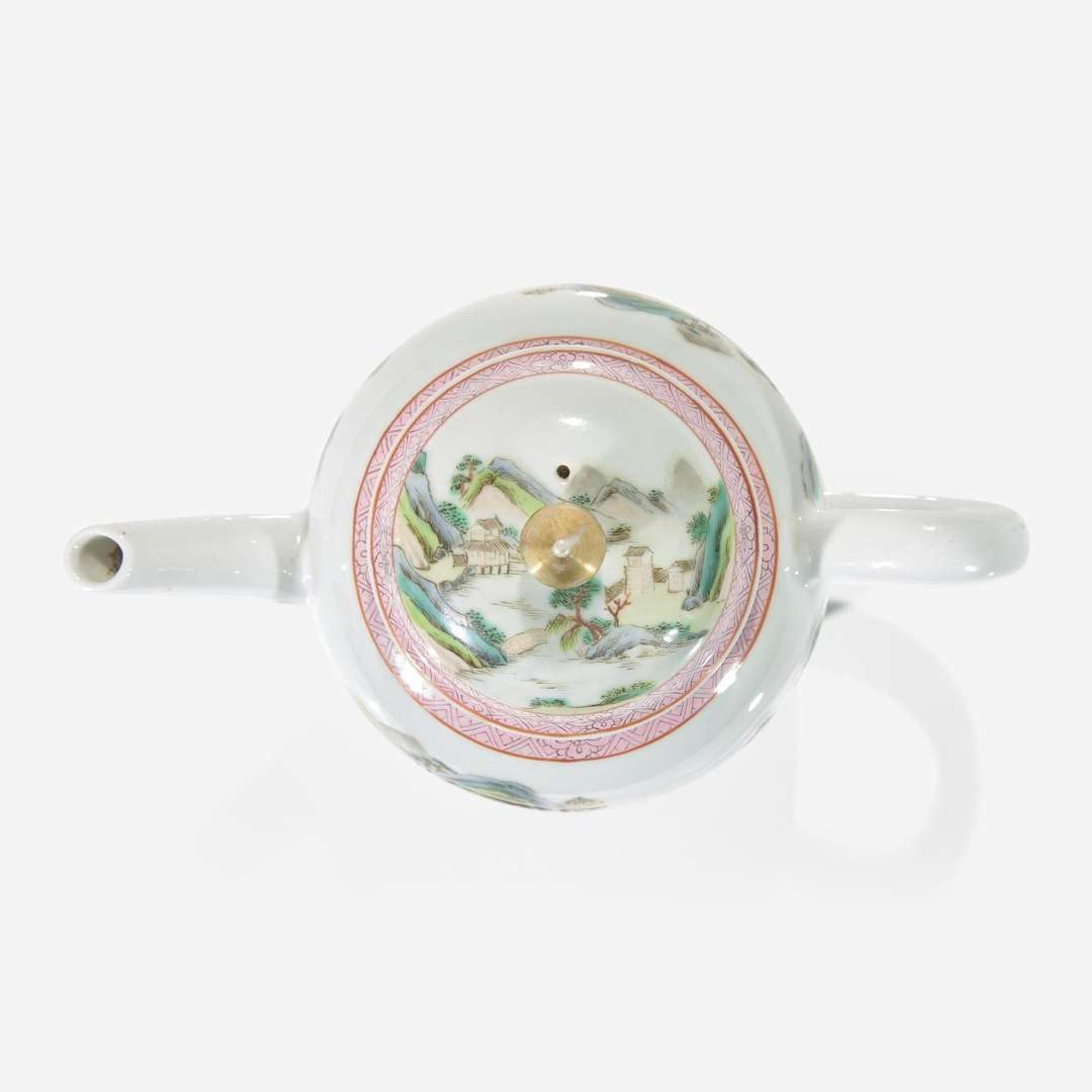 A Chinese famille rose decorated teapot and cover 粉彩帶蓋茶壺