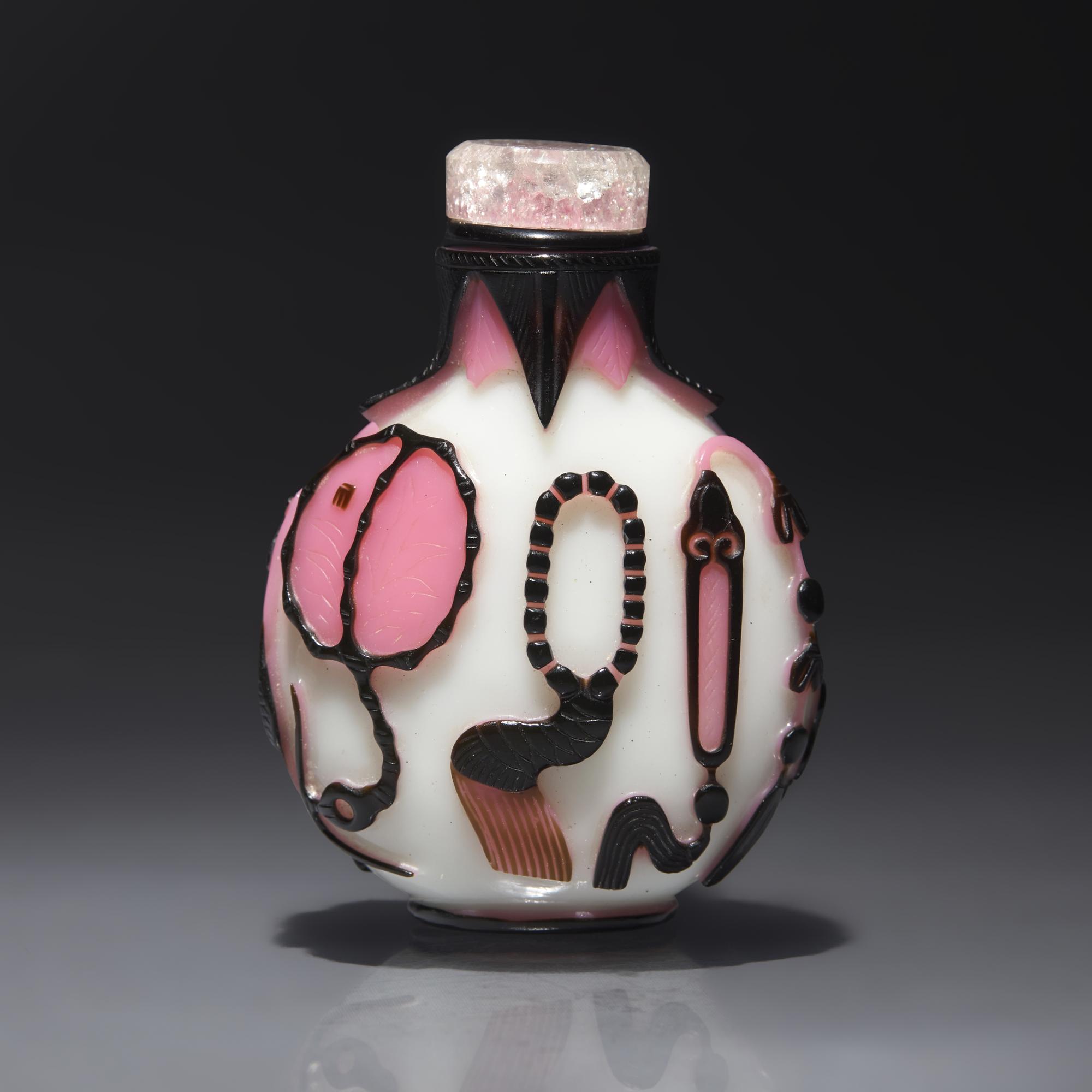 A Chinese Two-Color Glass Overlay Snuff Bottle, Qing Dynasty, 19th Century — 清晚期 涅白地套雙色料博古圖鼻煙壺