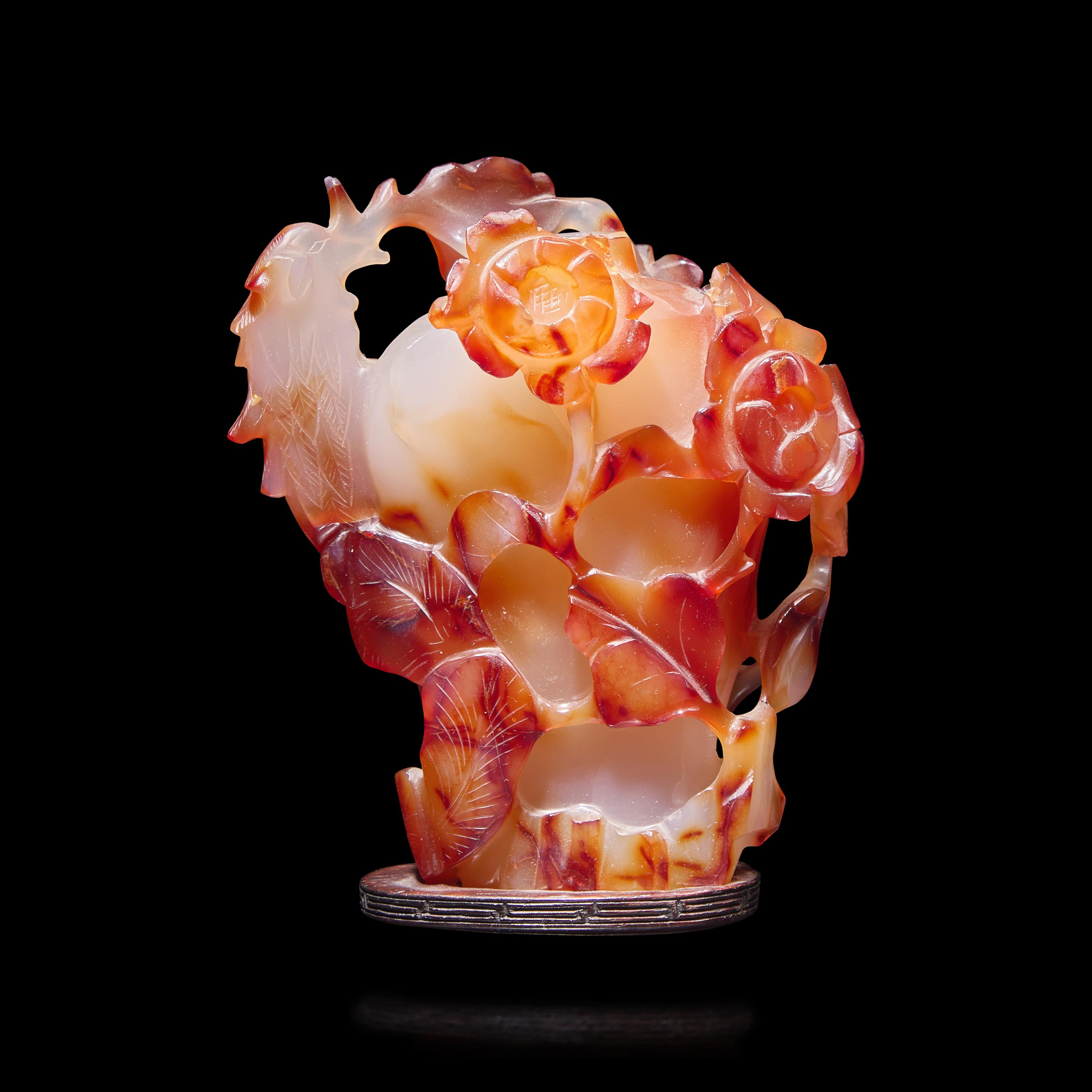 A Chinese Agate Vase, 20th Century 近代 俏雕瑪瑙花插
