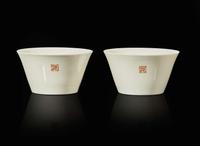 A pair of Chinese grisaille decorated porcelain cups 墨彩小盞一對