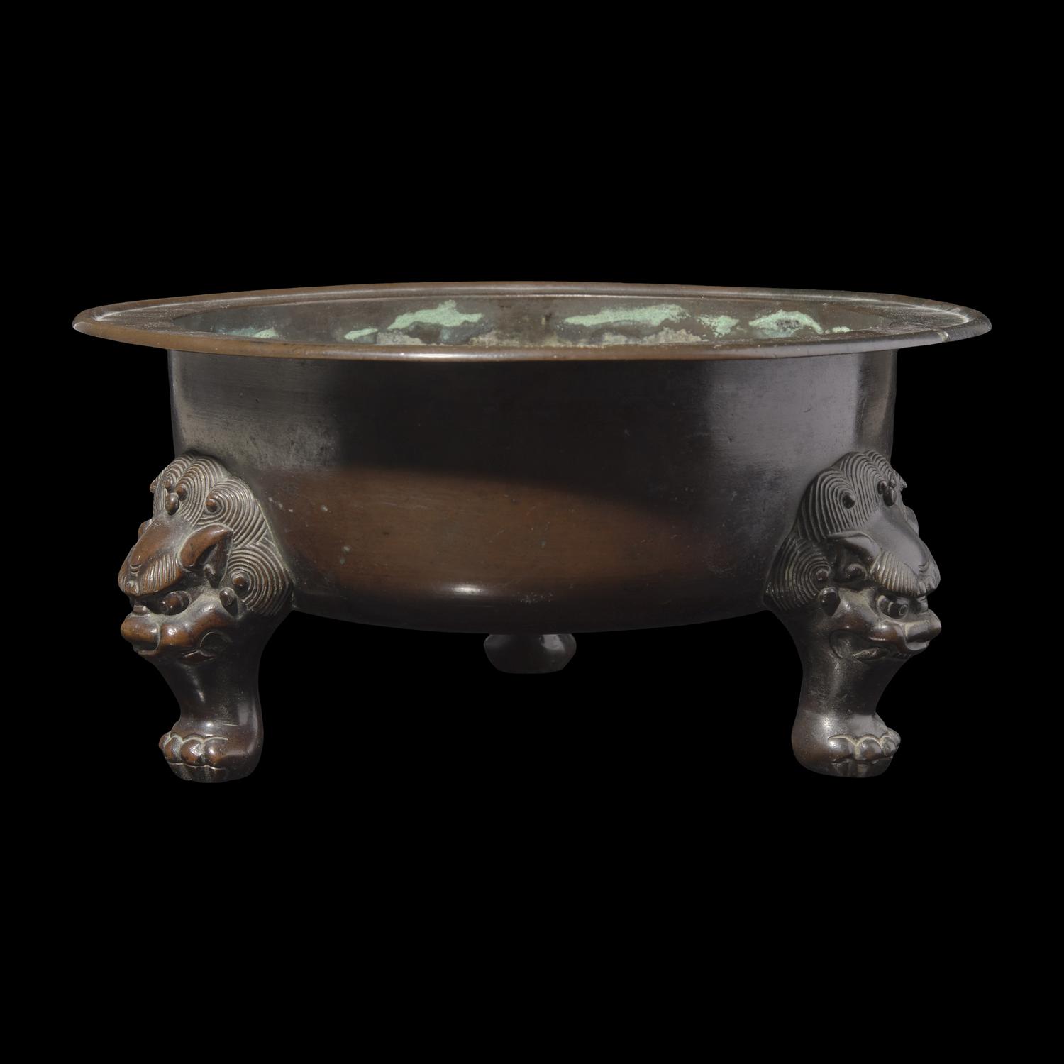 A Patinated Bronze Tripod Brazier, 18th/19th Century 清中期 三足銅火盆