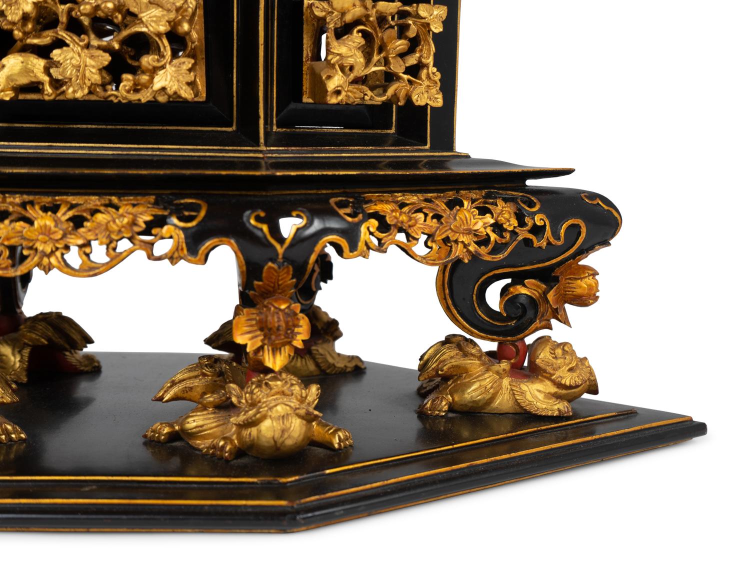 A Straits Chinese Lacquer and Gilt Six-Sided Chanab Offering Box and Stand — 20TH CENTURY