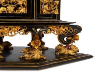 A Straits Chinese Lacquer and Gilt Six-Sided Chanab Offering Box and Stand — 20TH CENTURY