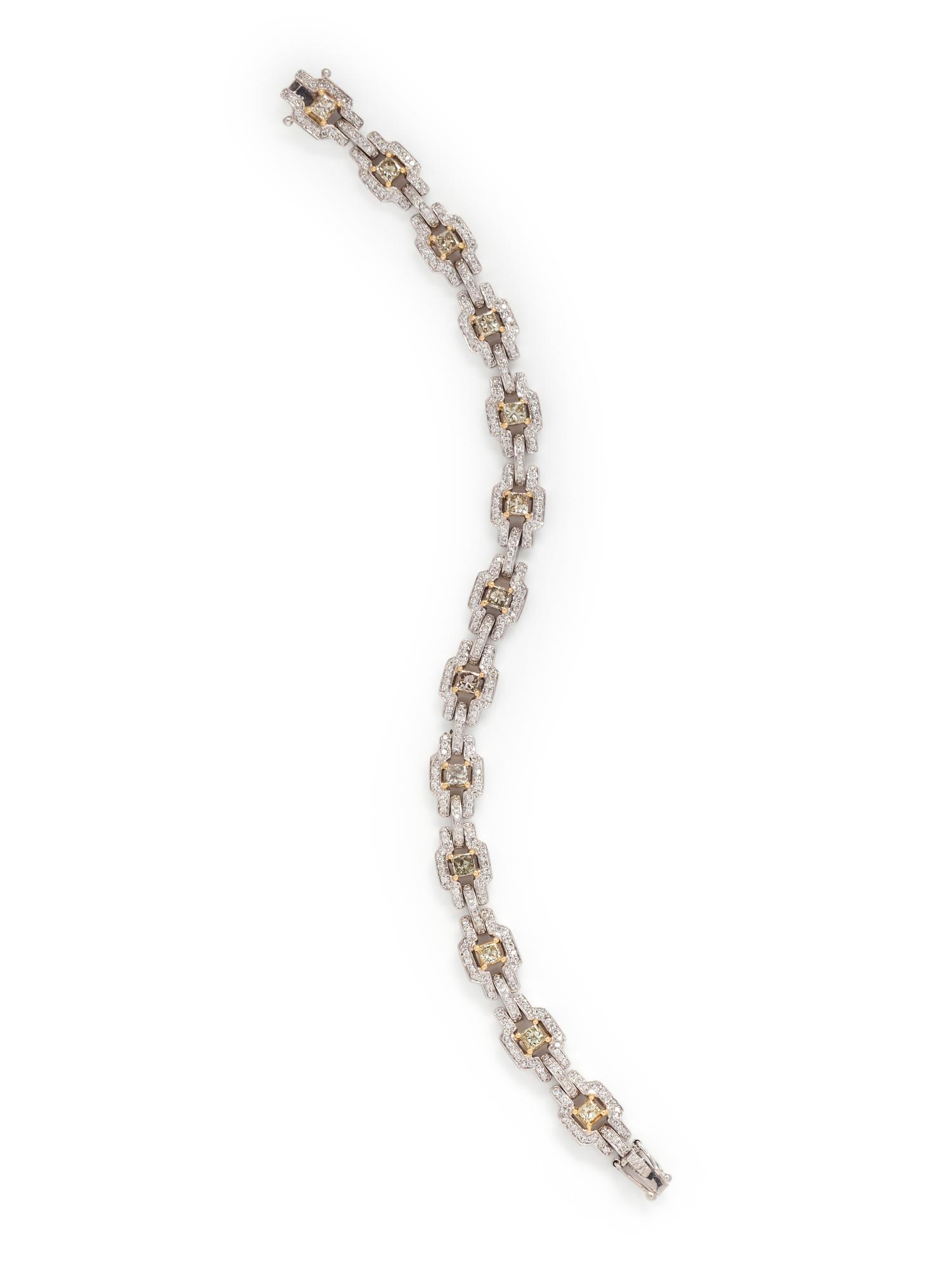 COLORED DIAMOND AND DIAMOND BRACELET