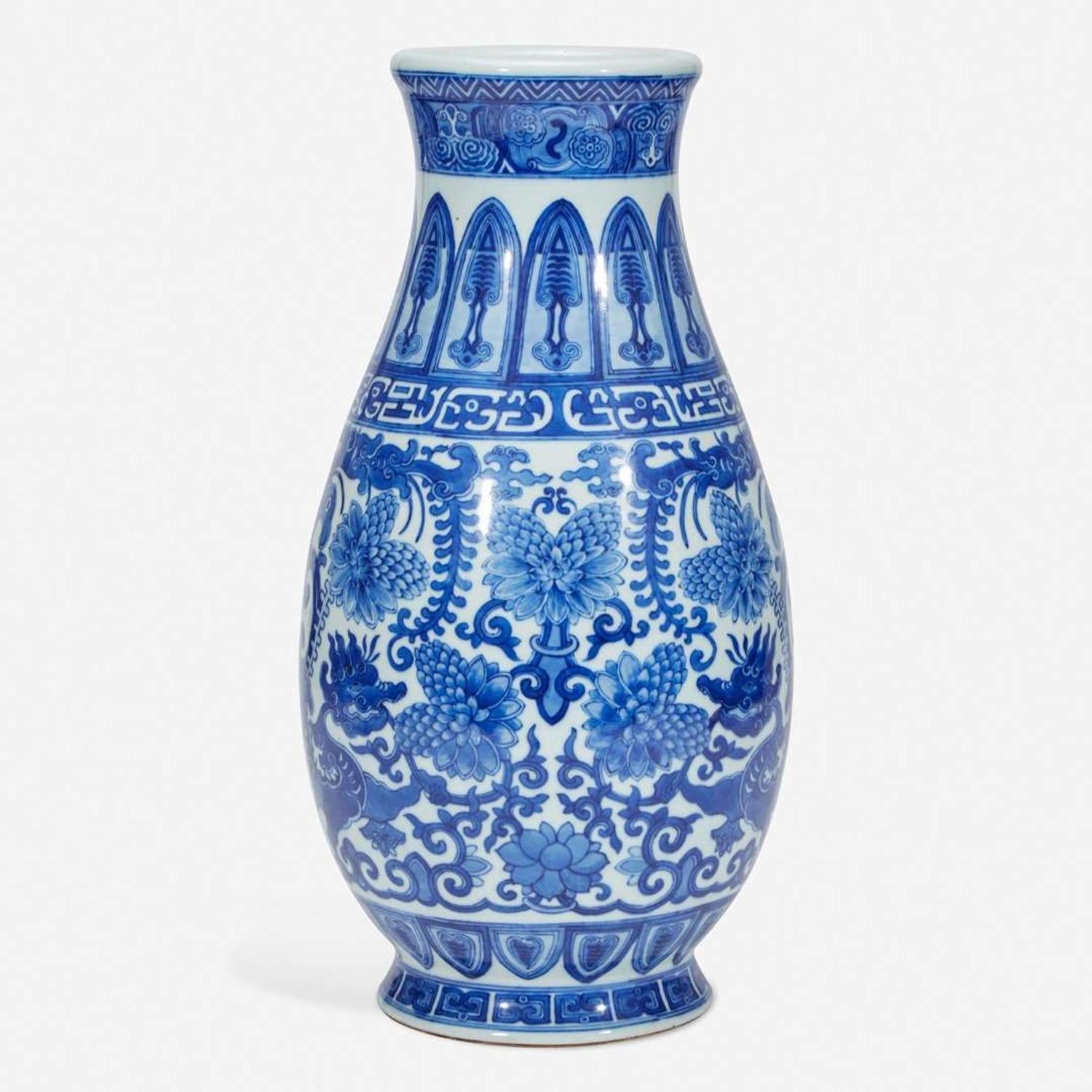 An unusual large Chinese blue and white porcelain archaistic vase 倣古风格青花瓷瓶 Qianlong six-character seal mark