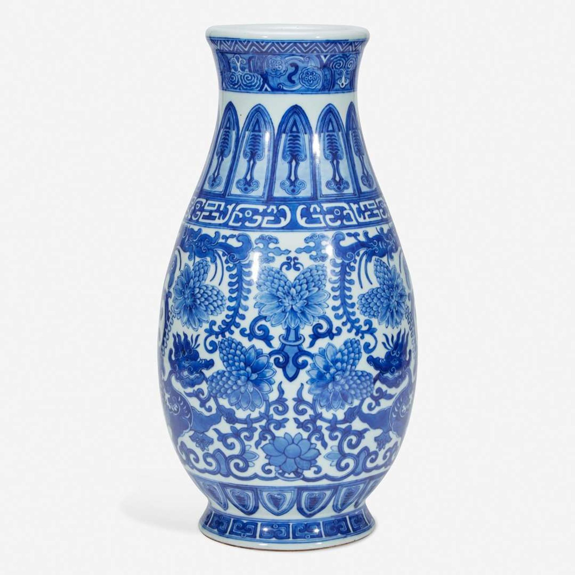 An unusual large Chinese blue and white porcelain archaistic vase 倣古风格青花瓷瓶 Qianlong six-character seal mark