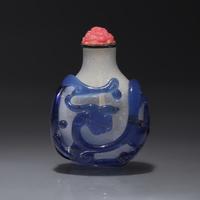 A Chinese Blue Overlay Glass Snuff Bottle, Qing Dynasty, Circa 1780-1830 — 1780-1830年 御製雪霏地套藍料龍紋鼻煙壺
