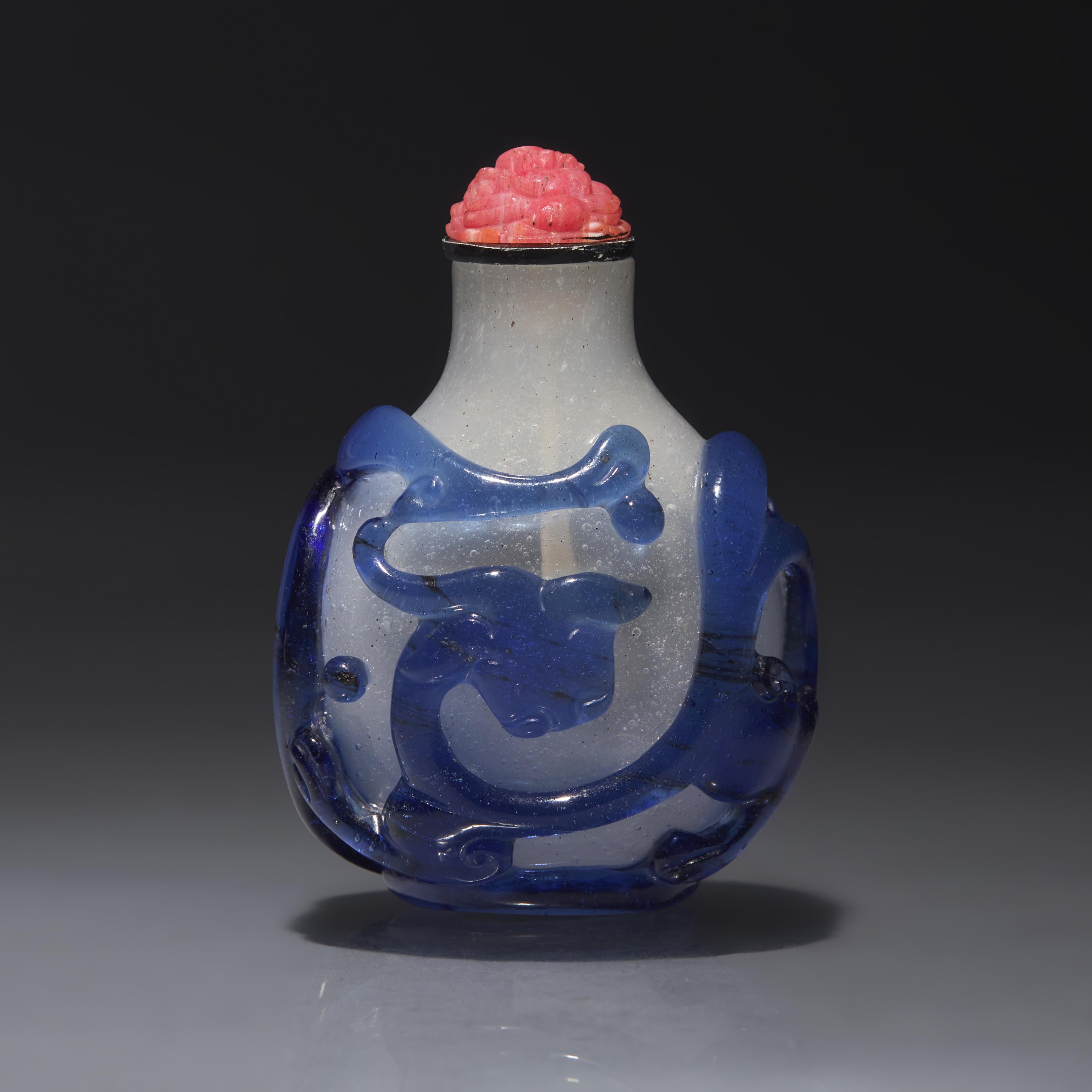A Chinese Blue Overlay Glass Snuff Bottle, Qing Dynasty, Circa 1780-1830 — 1780-1830年 御製雪霏地套藍料龍紋鼻煙壺