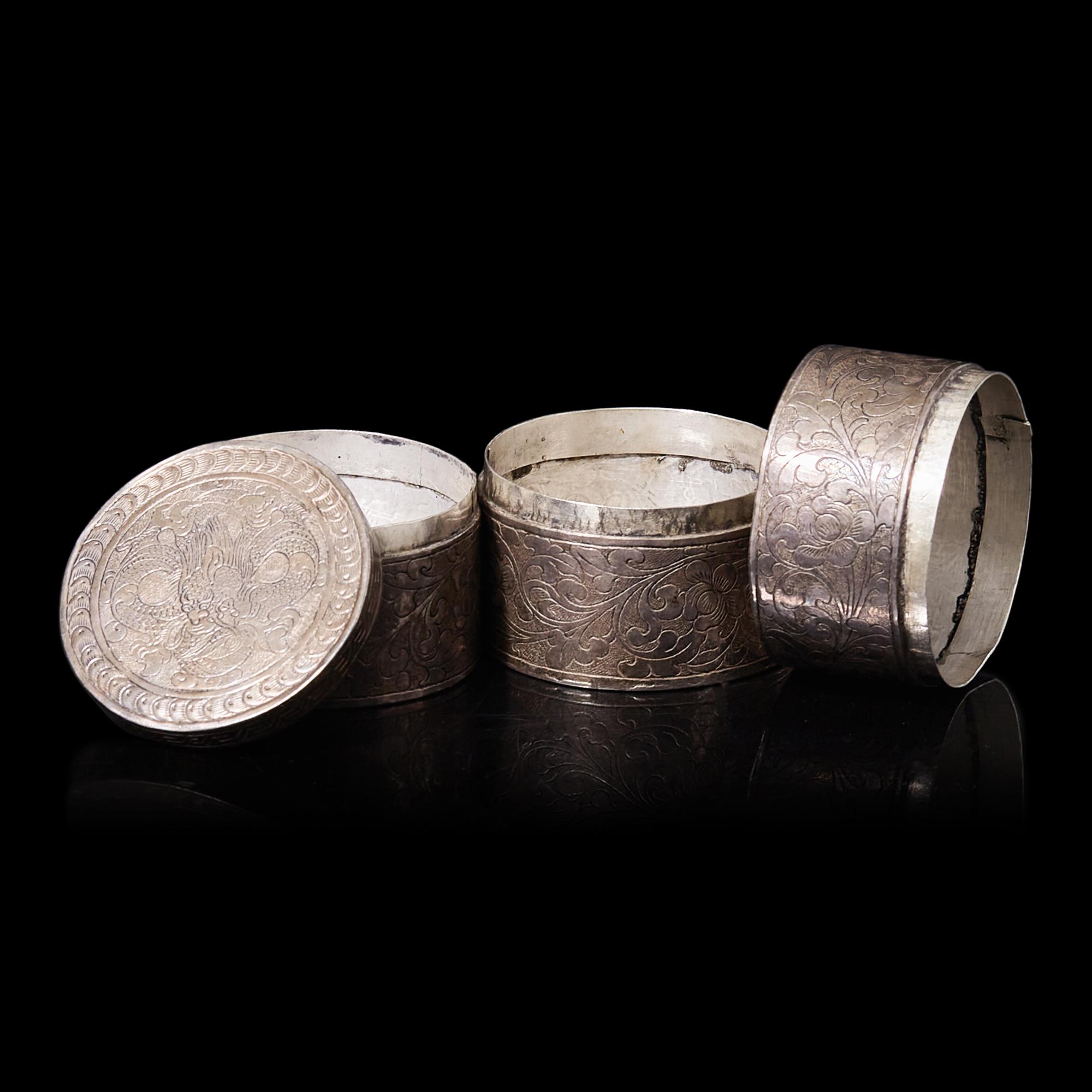A Small Chinese Silver Tiered Box, Late Qing Dynasty 清晚期 銀鏨花套盒