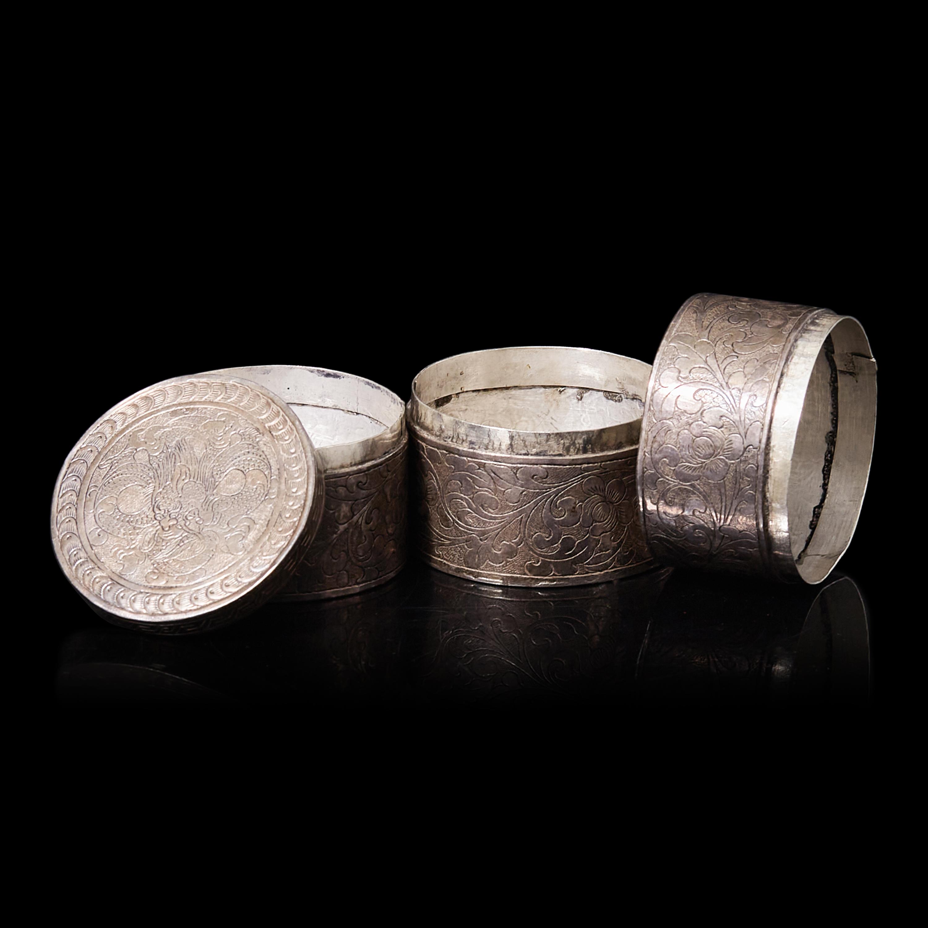 A Small Chinese Silver Tiered Box, Late Qing Dynasty 清晚期 銀鏨花套盒
