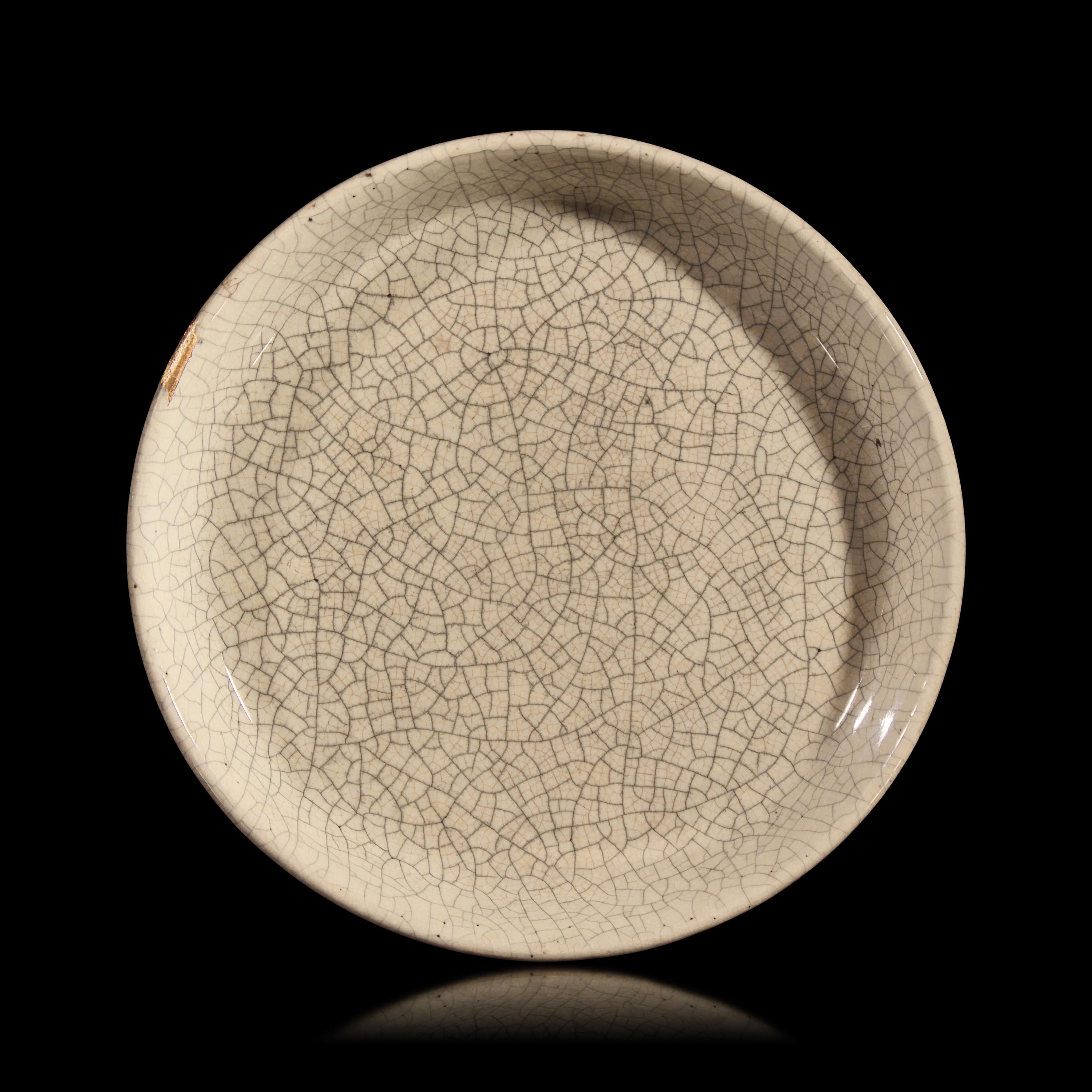 An Unusual Chinese Zhangzhou Ge-type Glazed Brushwasher, Late Ming to Early Qing Dynasty — 明末-清初 漳州窯仿哥窯洗