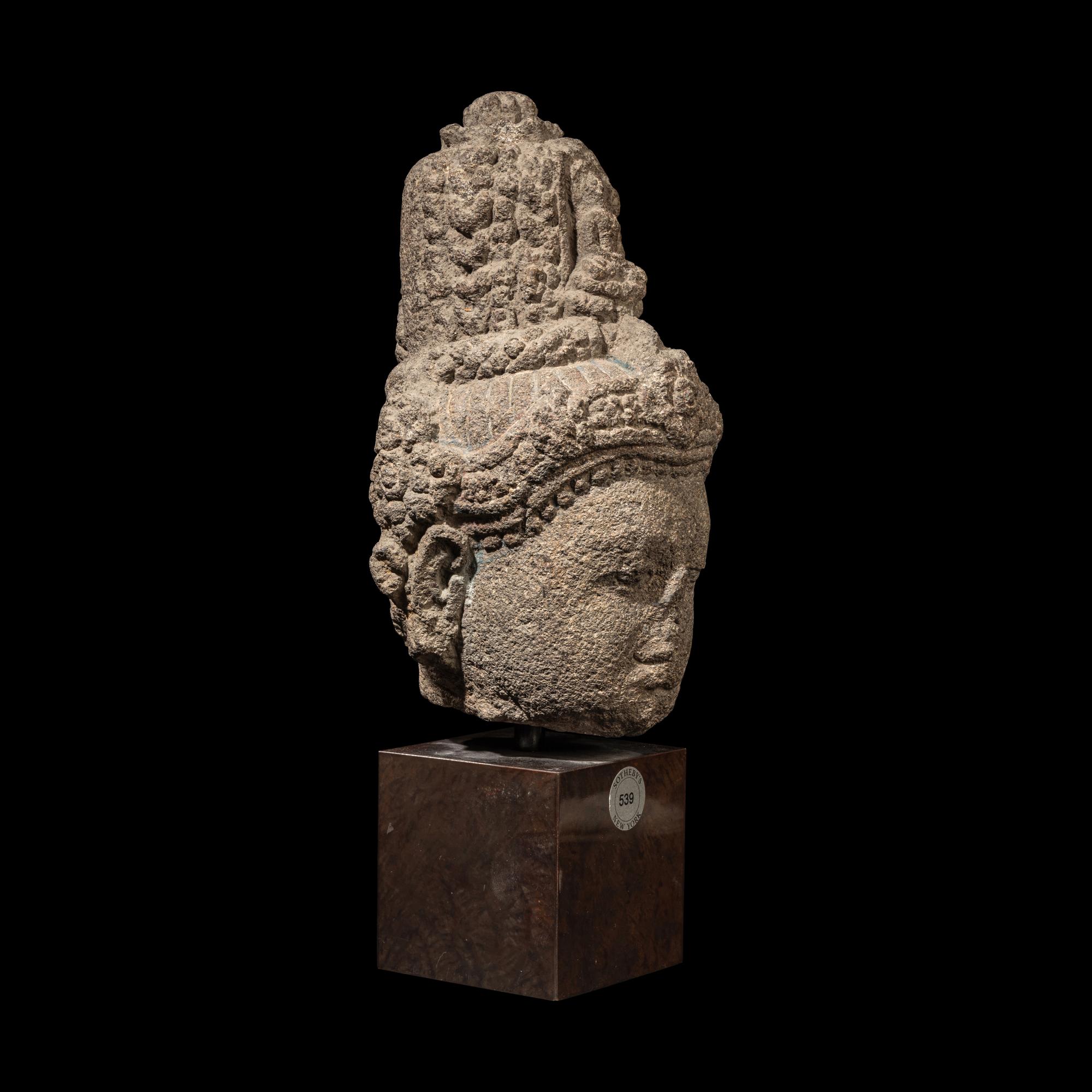 A Small Javanese Volcanic Head of Bodhisattva, 10th Century 十世紀 爪窪石雕菩薩頭像
