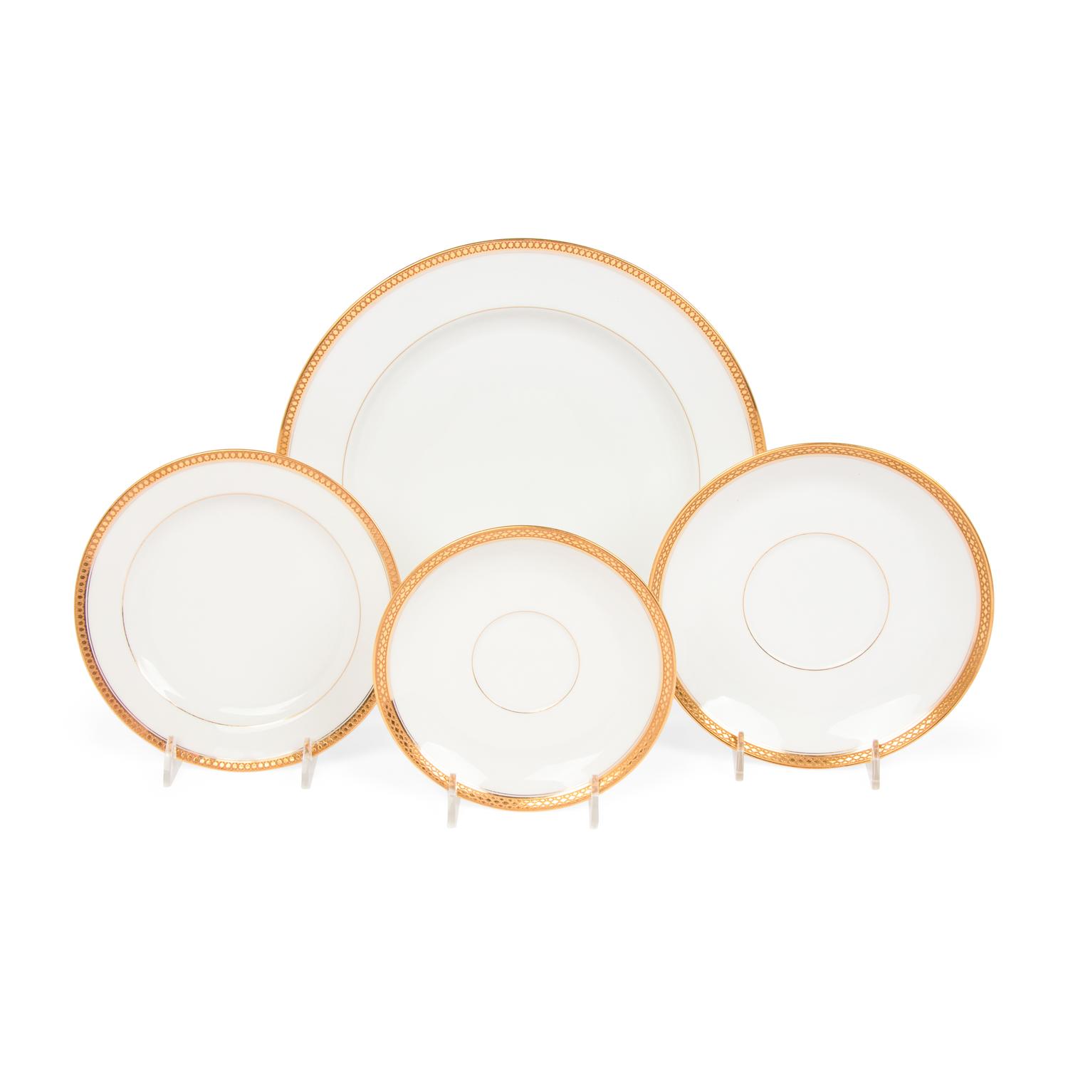 A Haviland Limoges Porcelain Dinner Service