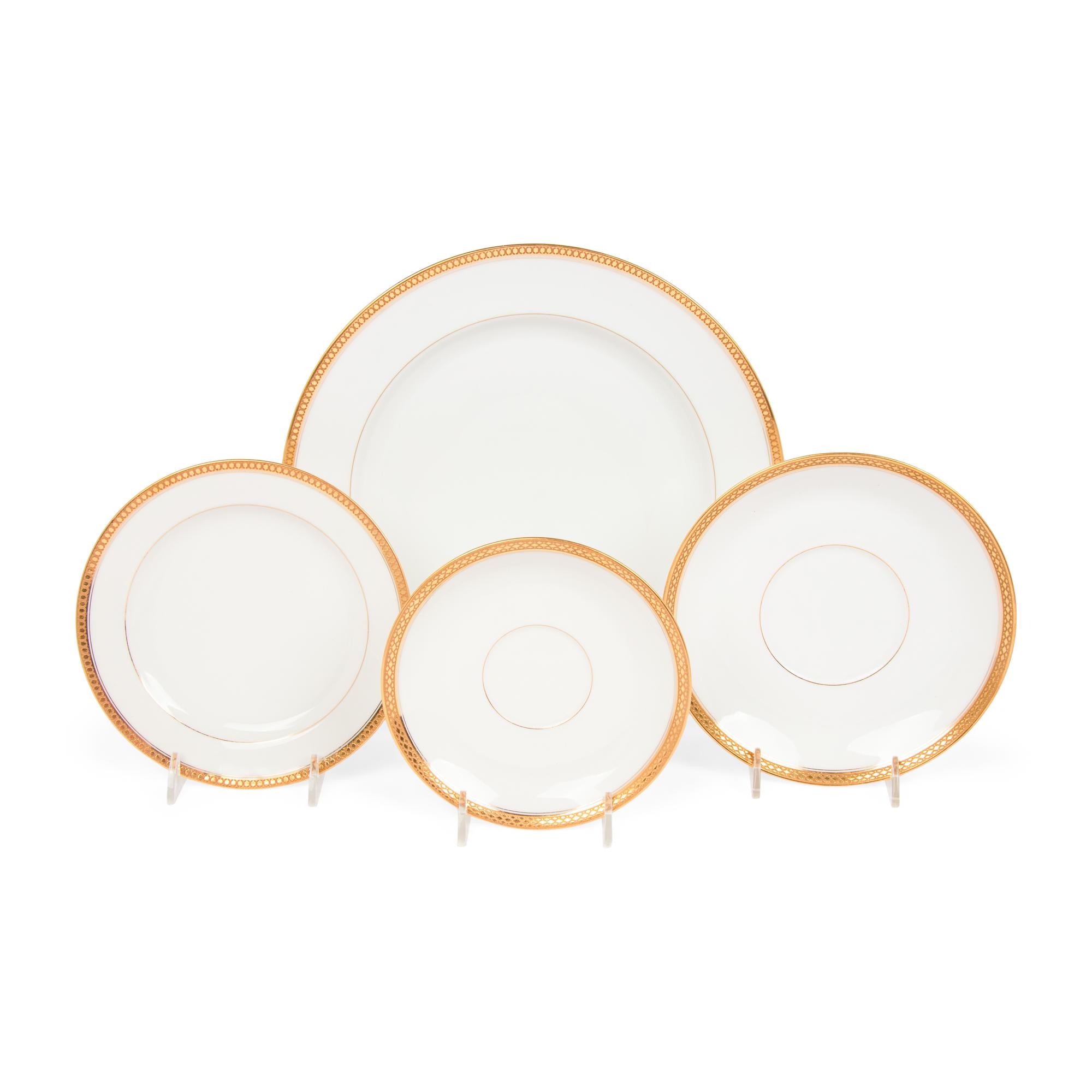 A Haviland Limoges Porcelain Dinner Service