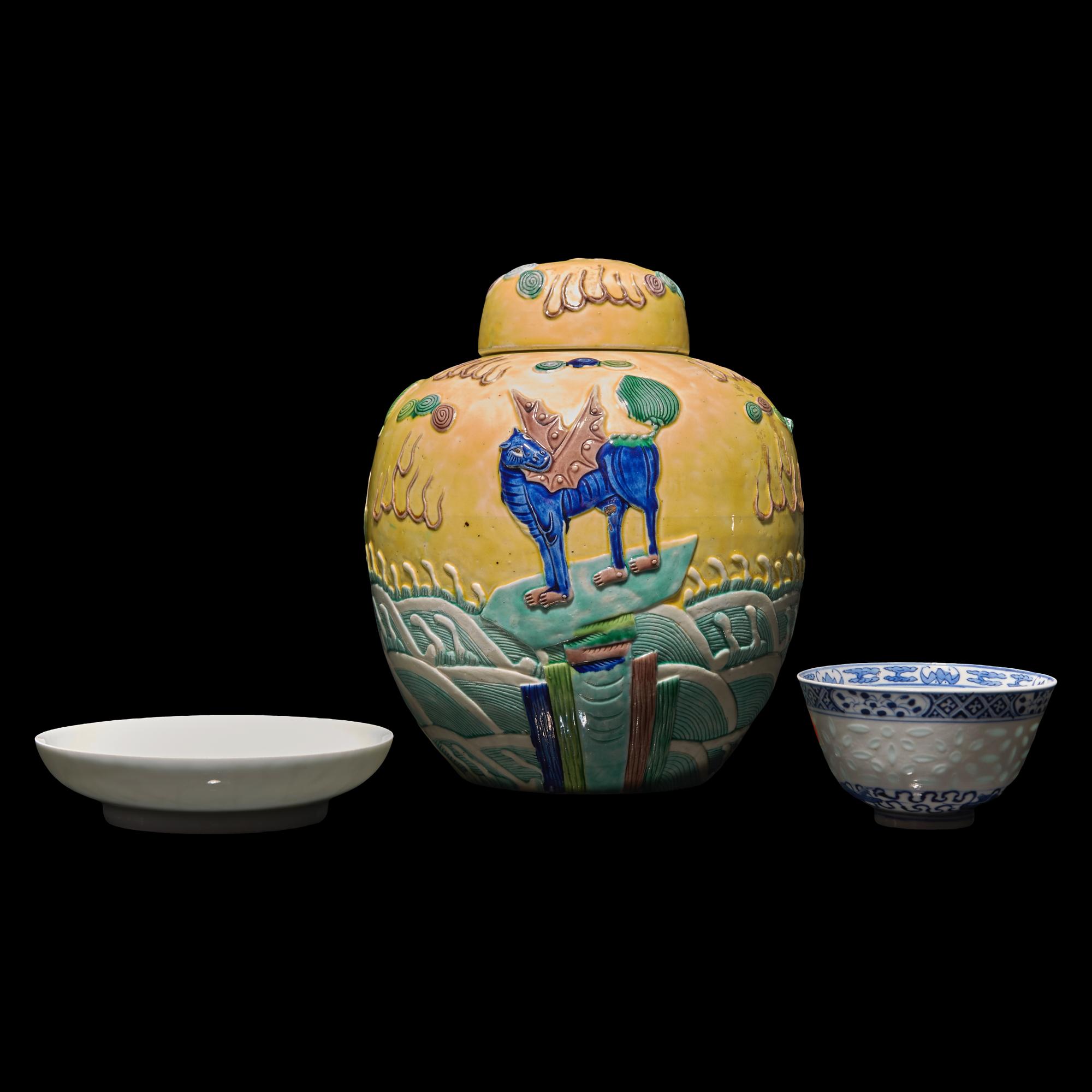 Three Chinese Porcelain Wares, Qing Dynasty and Later 晚清-近代 瓷器三件