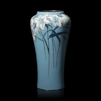 A Japanese Cloisonne and Moriage Enamel 'Lilies' Vase, Ando Jubei Workshop, Meiji/Taisho Period 日本明治/大正時代 安藤重兵尉製七寶燒花樽