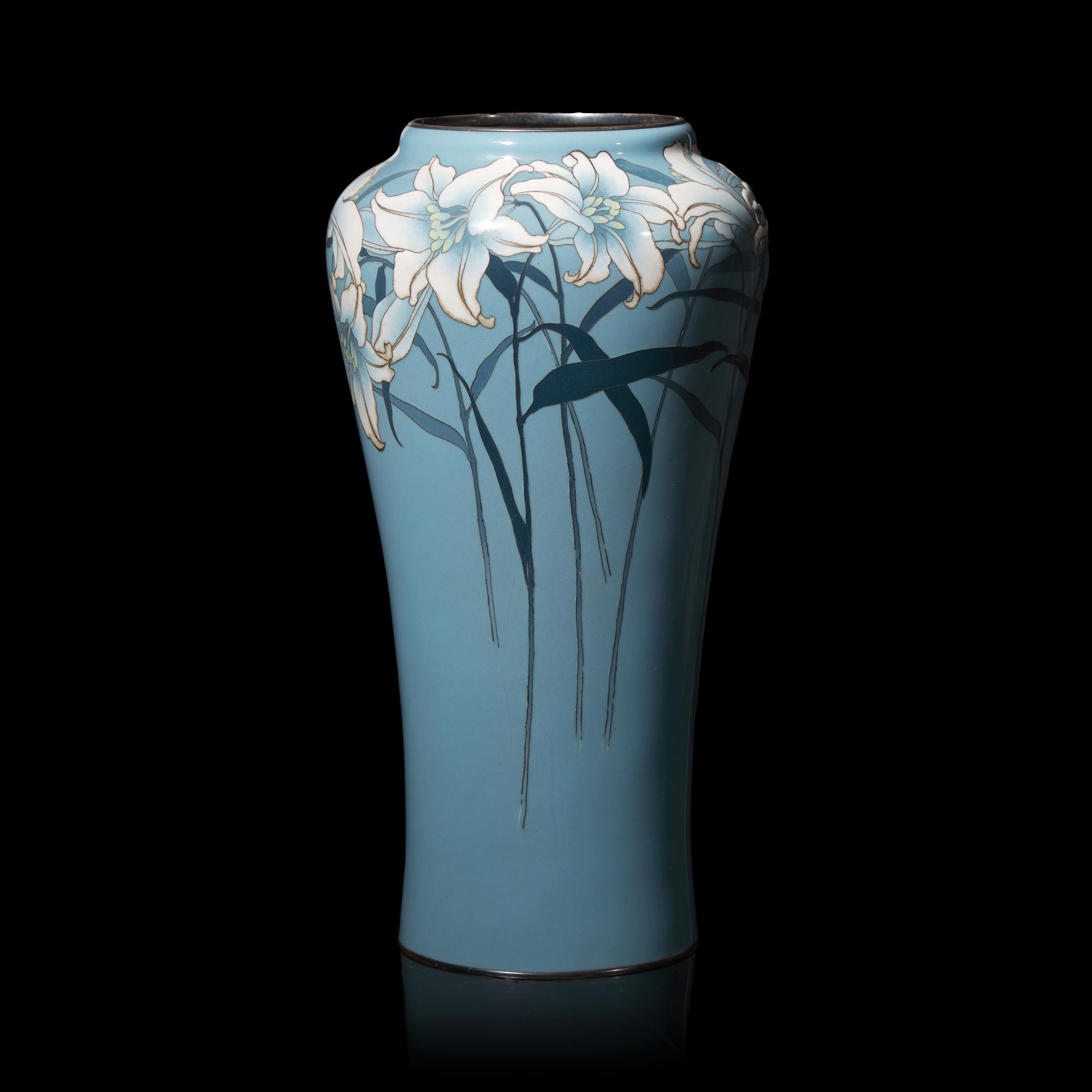 A Japanese Cloisonne and Moriage Enamel 'Lilies' Vase, Ando Jubei Workshop, Meiji/Taisho Period 日本明治/大正時代 安藤重兵尉製七寶燒花樽