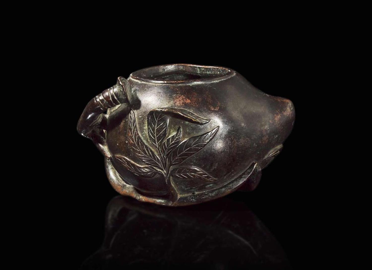 A Chinese patinated bronze peach-form coupe, Qing dynasty, 18th/19th century 銅加漆桃形水丞 清 十八至十九世紀