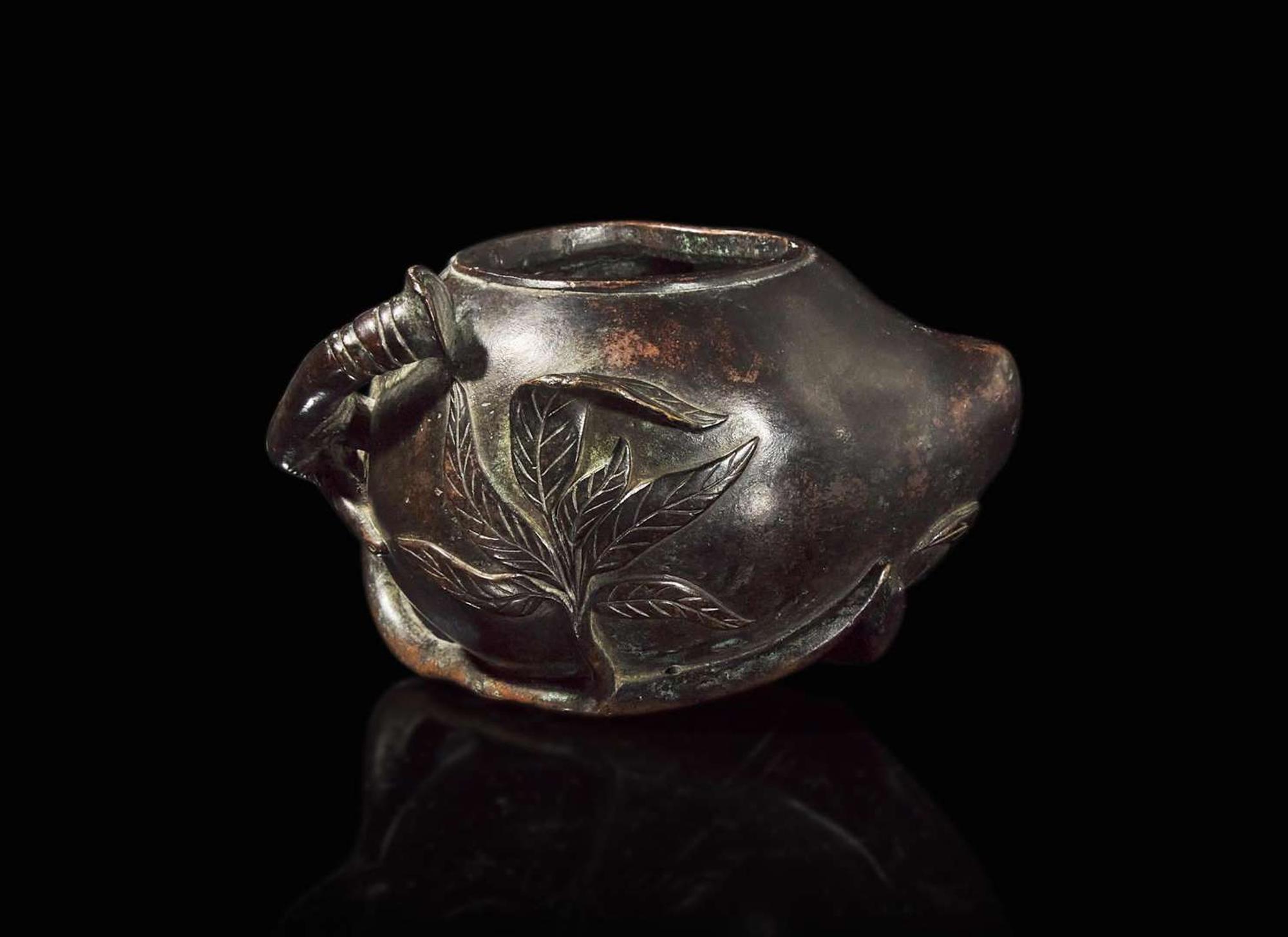 A Chinese patinated bronze peach-form coupe, Qing dynasty, 18th/19th century 銅加漆桃形水丞 清 十八至十九世紀