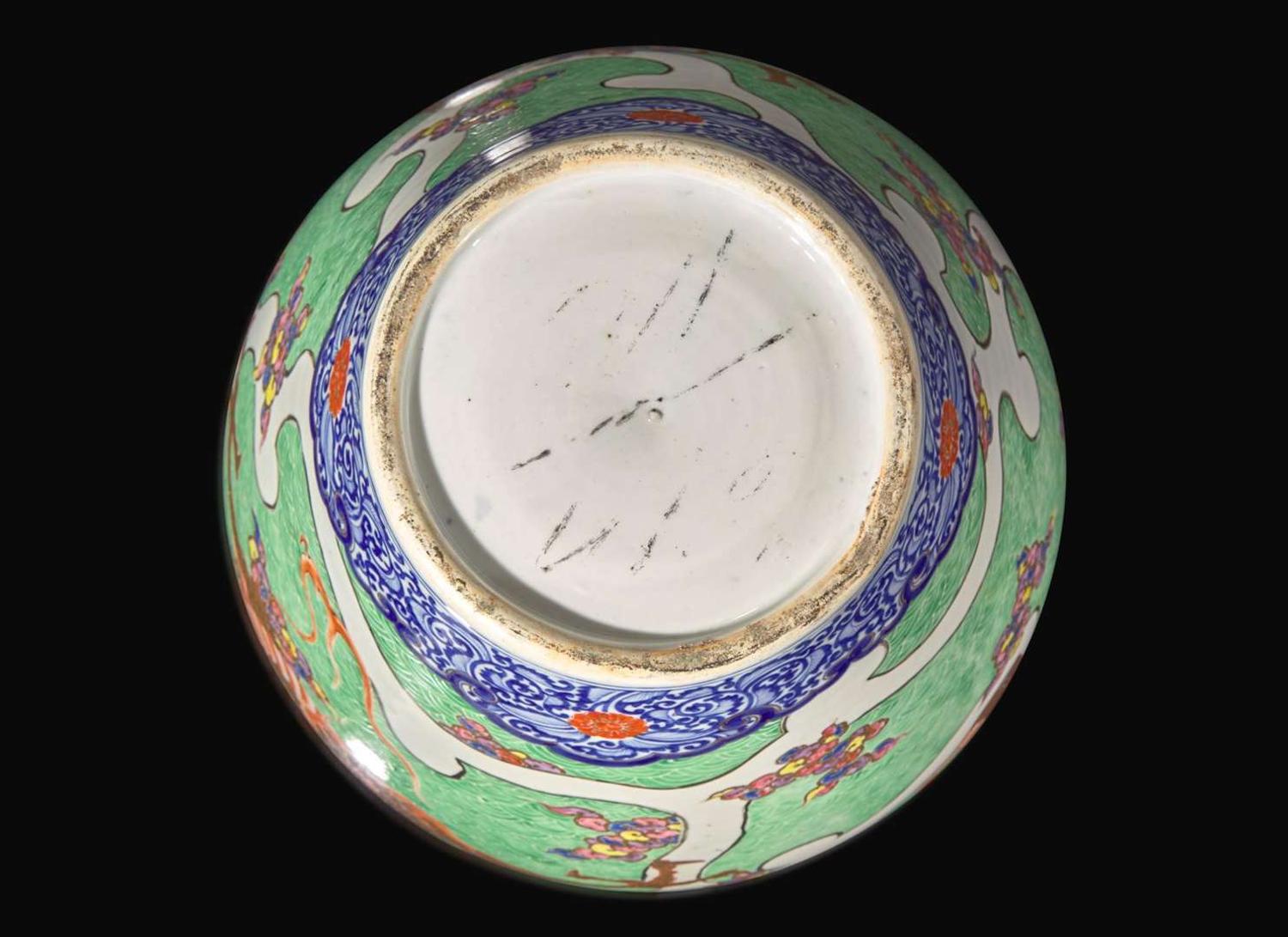 A large Japanese enameled porcelain "Dragon" vase, Meiji period 日本龍紋大罐 明治