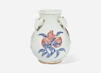 A small Chinese underglaze blue and red vase, 18th/ early 19th century 青花釉裡紅花樽 十八或十九世紀初