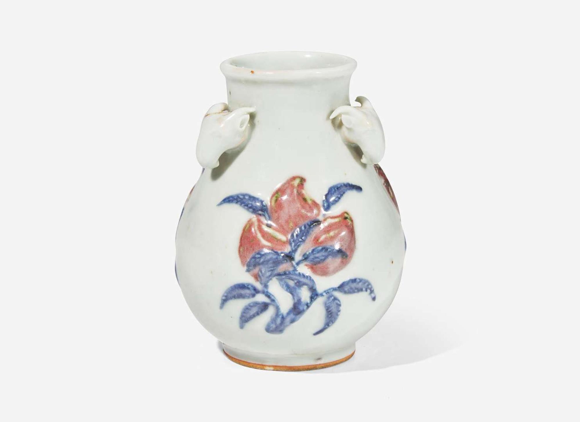 A small Chinese underglaze blue and red vase, 18th/ early 19th century 青花釉裡紅花樽 十八或十九世紀初