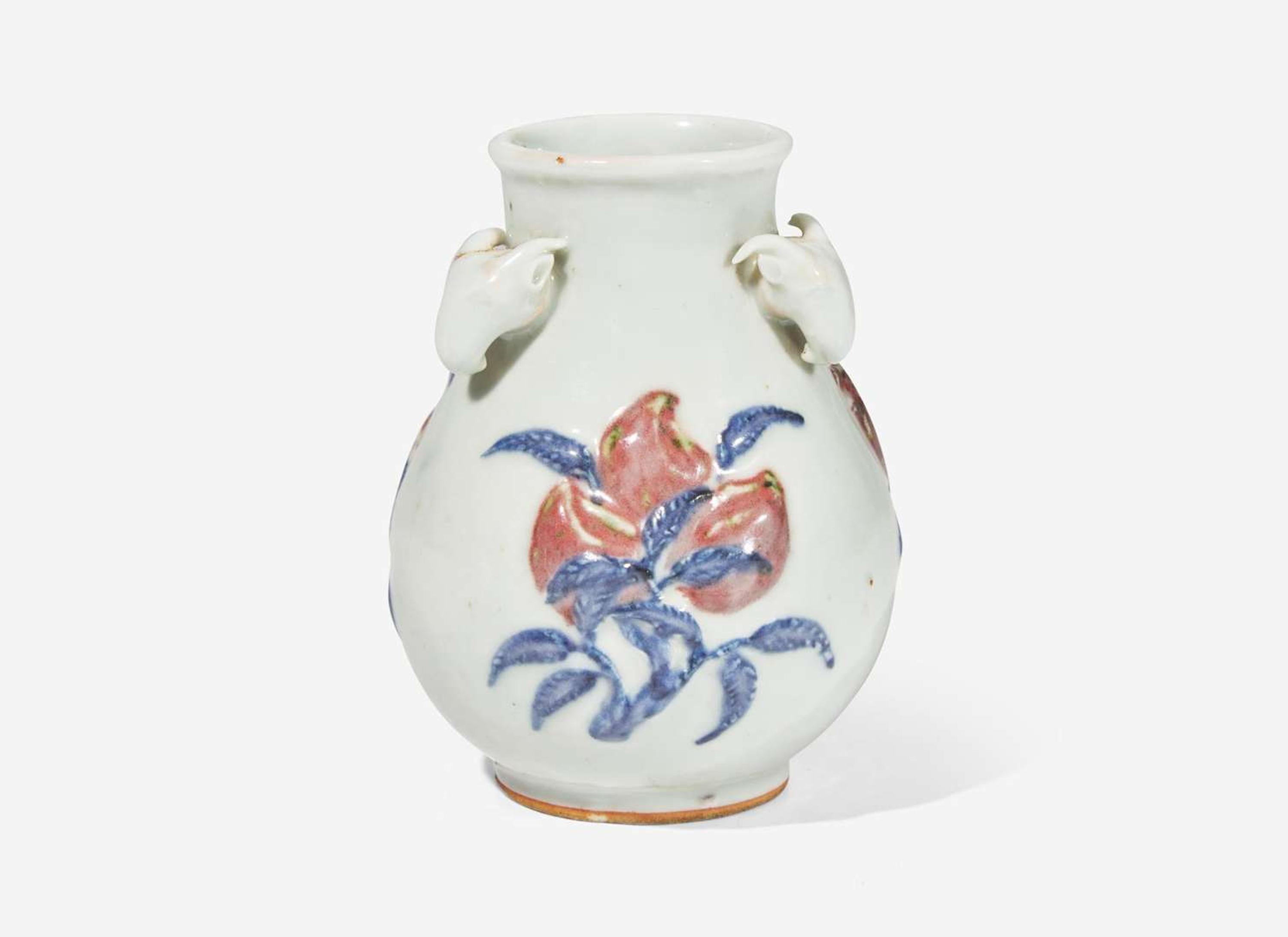 A small Chinese underglaze blue and red vase, 18th/ early 19th century 青花釉裡紅花樽 十八或十九世紀初