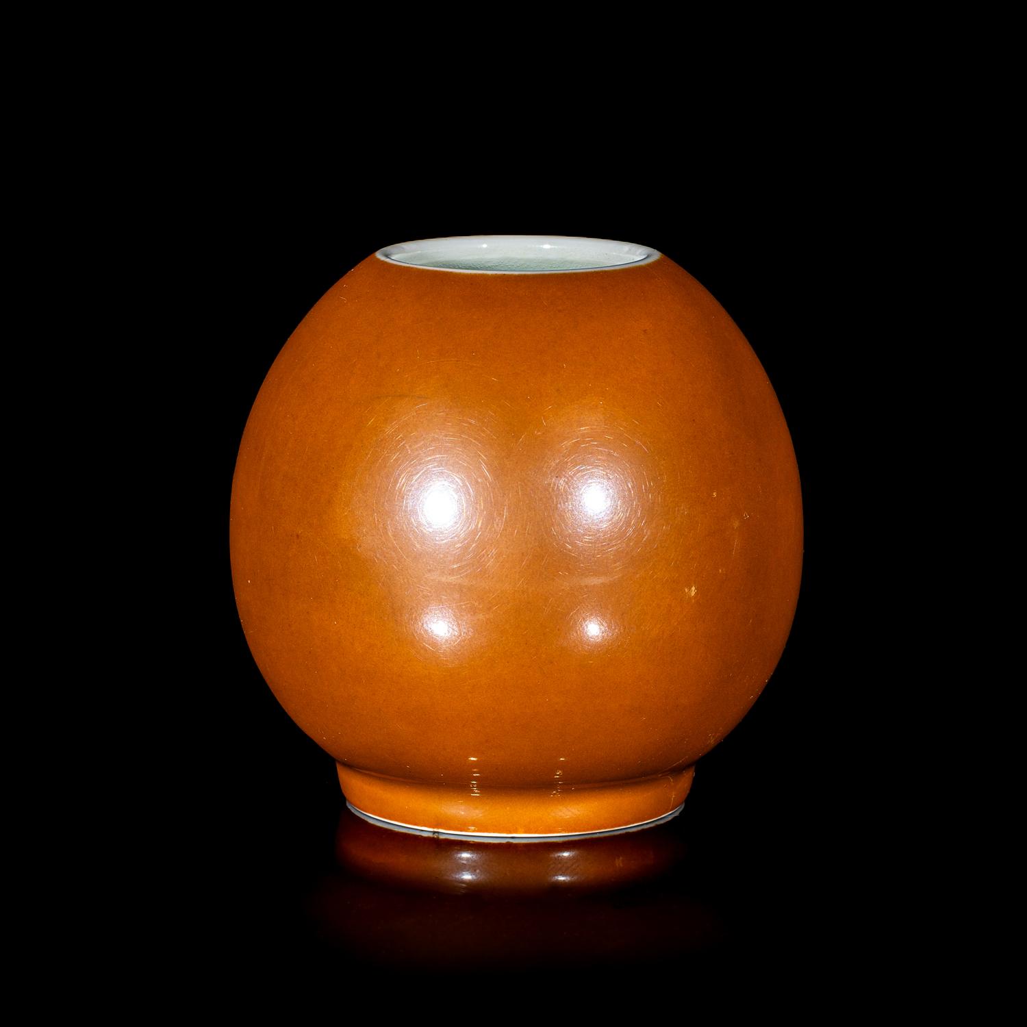 A Chinese Persimmon Glazed Porcelain Coupe, Qianlong Period 清乾隆 紫金釉水呈