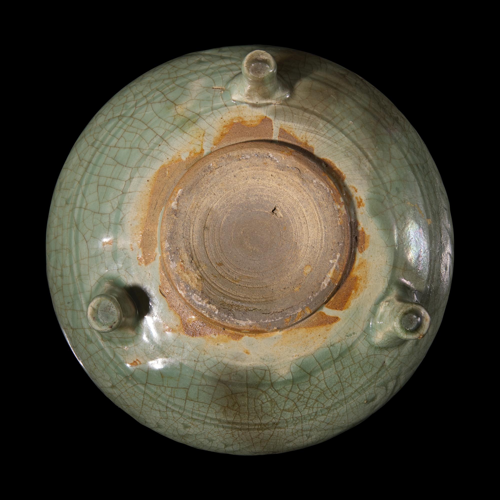 A Chinese Longquan Celadon Glazed Tripod Censer, Late Ming-Early Qing Dynasty — 明末清初 龍泉青釉刻花三足爐