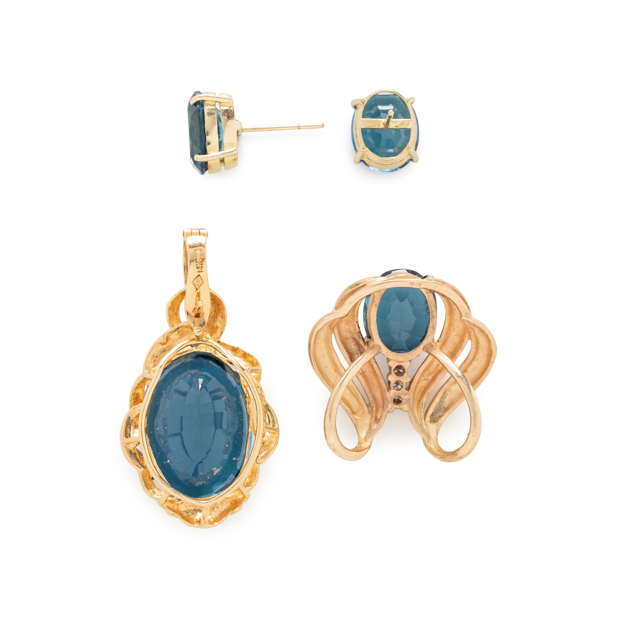 A COLLECTION OF YELLOW GOLD AND BLUE TOPAZ JEWELRY