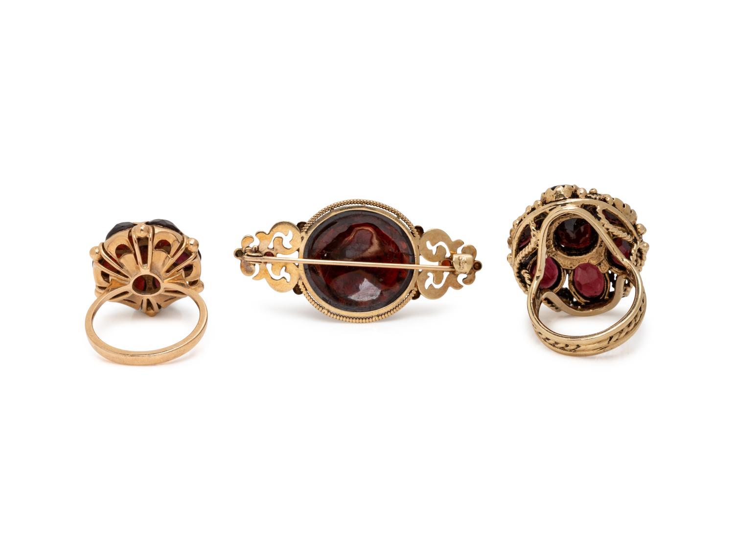COLLECTION OF YELLOW GOLD AND GARNET JEWELRY