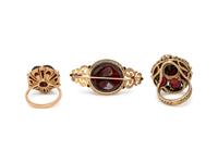 COLLECTION OF YELLOW GOLD AND GARNET JEWELRY