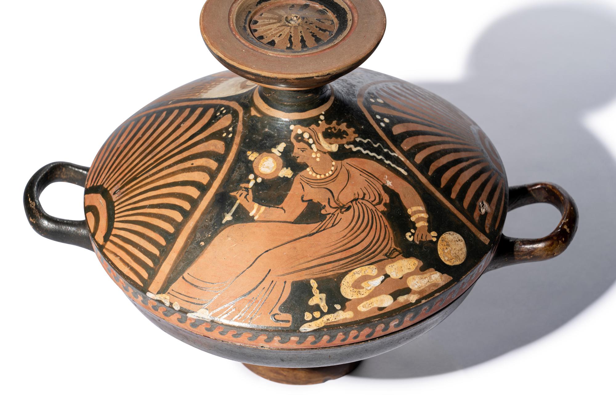 An Apulian Red-Figured Lekanis