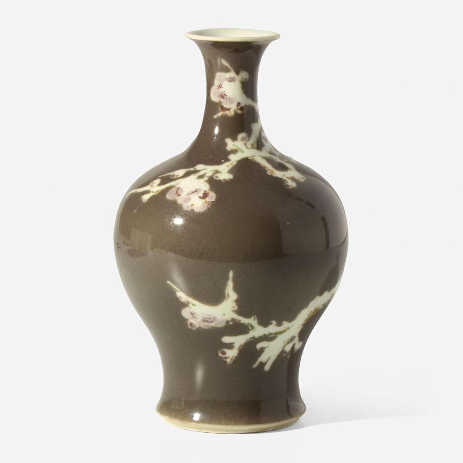 A Japanese porcelain "Hawk on Snowy Prunus" vase, Makuzu Kozan 日本“鷹雪梅”瓷瓶一隻 Meiji period ??