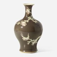 A Japanese porcelain "Hawk on Snowy Prunus" vase, Makuzu Kozan 日本“鷹雪梅”瓷瓶一隻 Meiji period ??