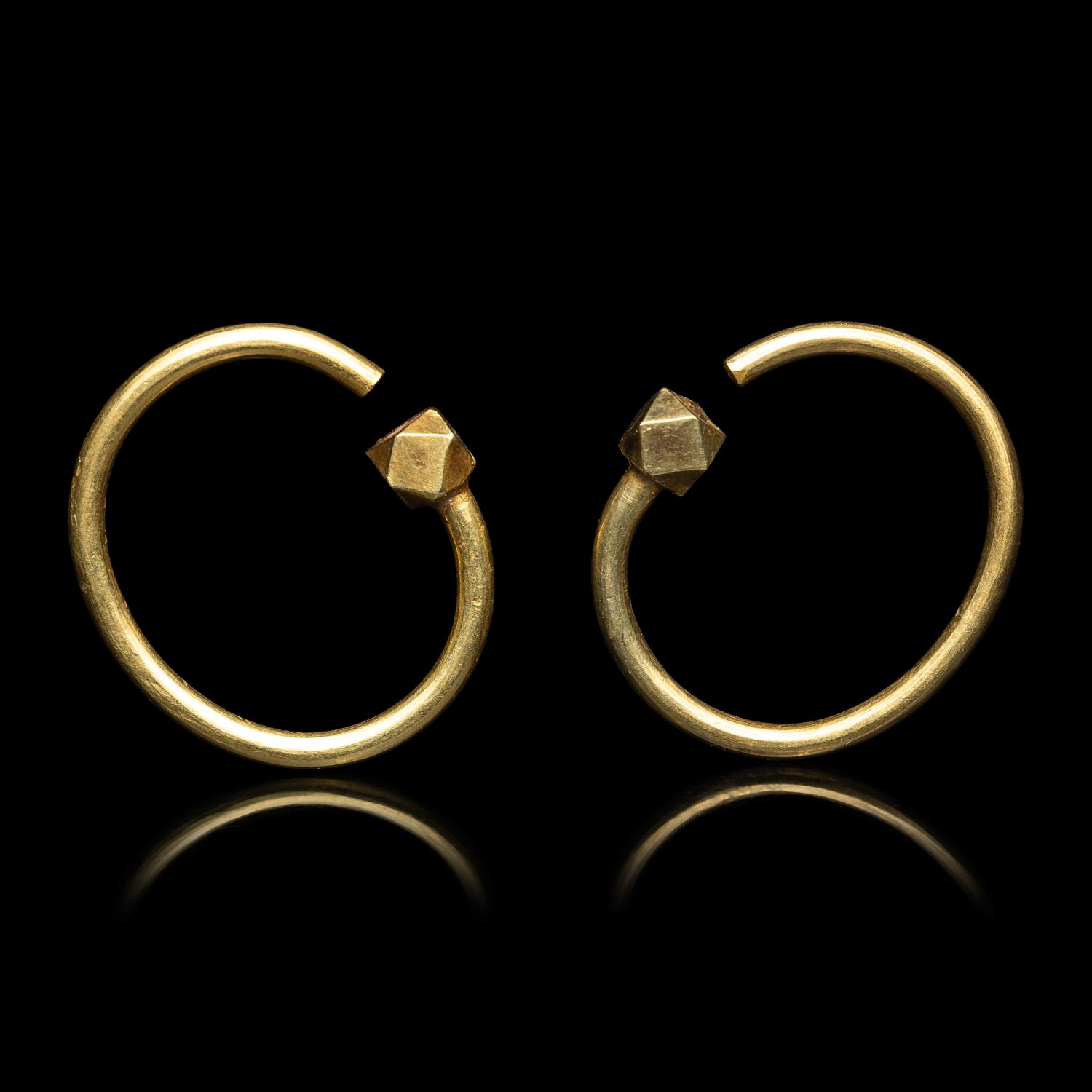 A Pair of Chinese Gold Earrings, Erhuan, Ming Dynasty or Earlier 明或更早 金耳環一對