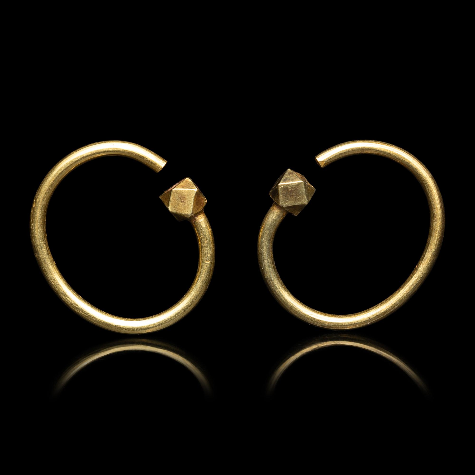 A Pair of Chinese Gold Earrings, Erhuan, Ming Dynasty or Earlier 明或更早 金耳環一對