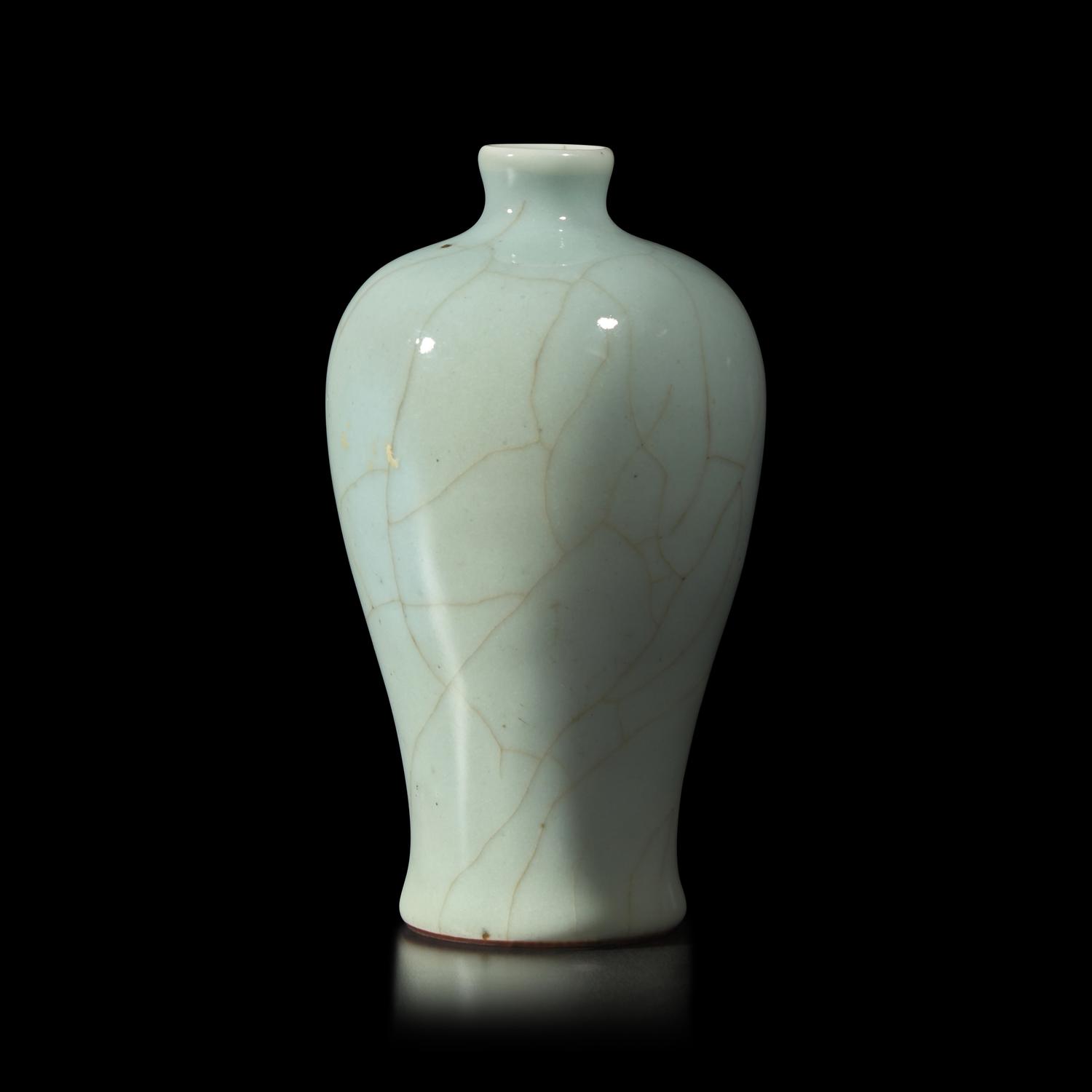 A Chinese Crackle Glazed Porcelain Meiping Vase, Late Qing/Republic Period 晚清-民國 仿官釉梅瓶