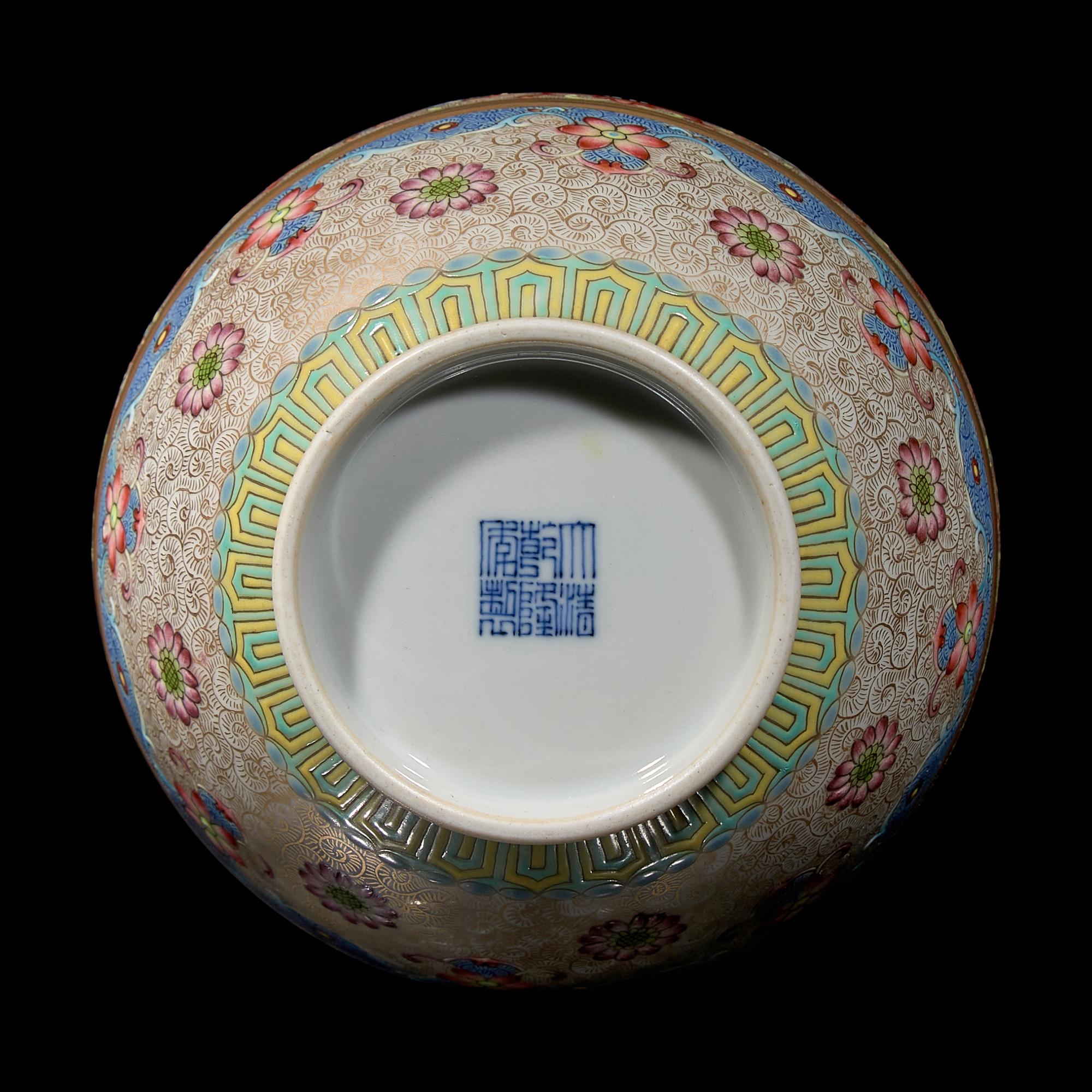 A Chinese Famille Rose Enameled Porcelain Vase, 20th Century 近代 粉彩纏枝蓮紋賞瓶