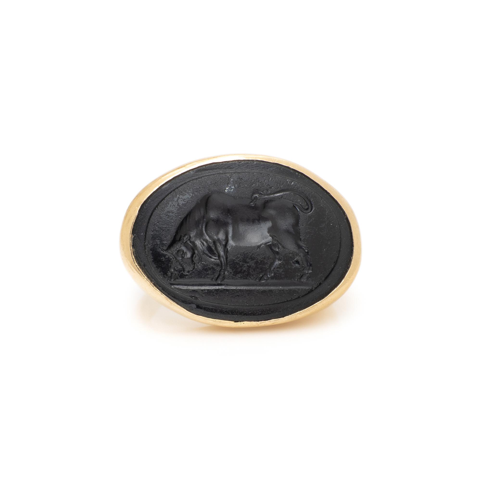 YELLOW GOLD AND INTAGLIO RING