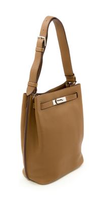 An Hermès Kraft Togo So Kelly 22cm Bag, 9" x 12" x 5".
